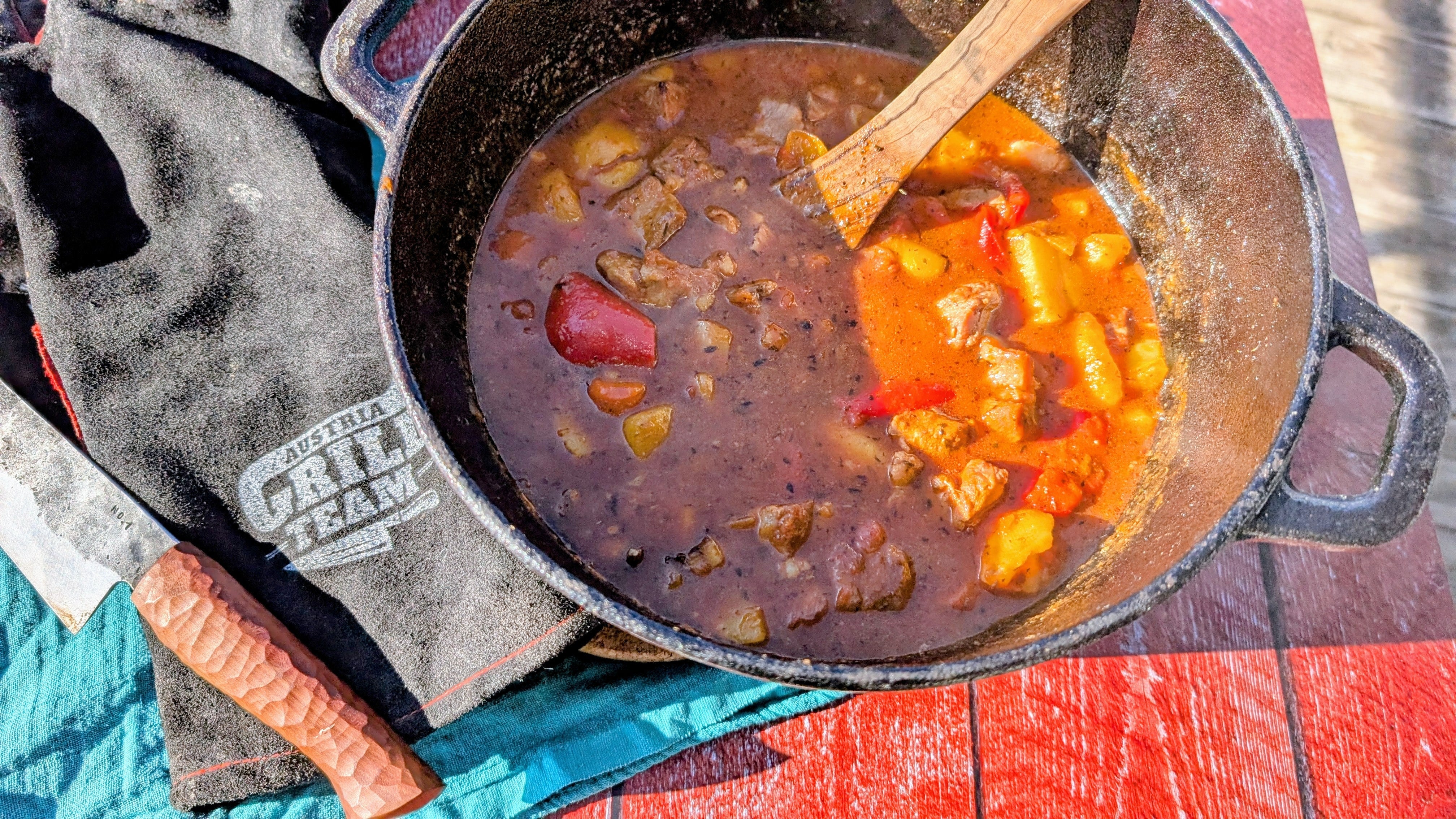 Bauerntopf aus dem Dutch Oven: Ein Deftiger Klassiker vom Gasgrill