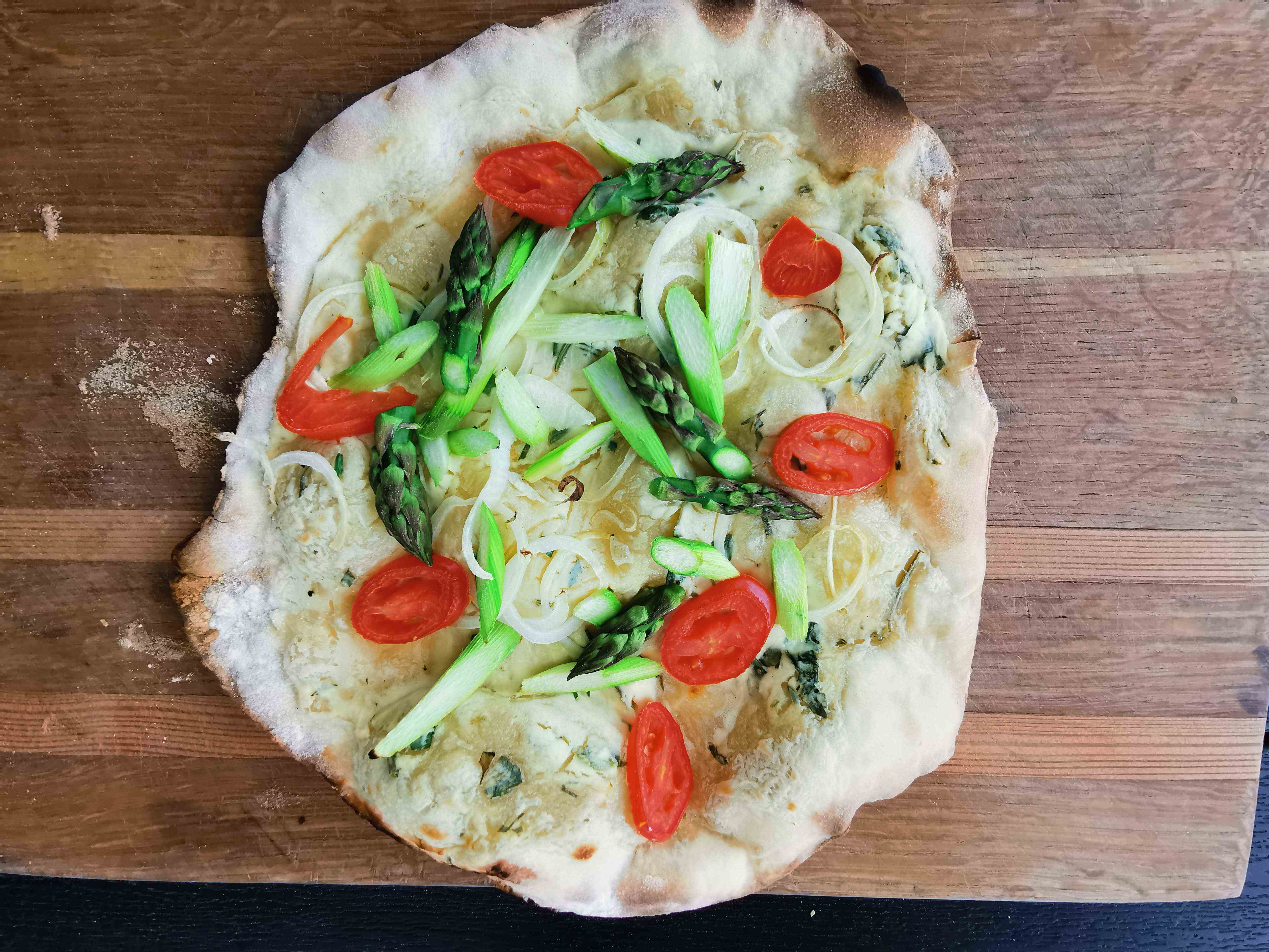 Knuspriger Spargel-Flammkuchen vom Grill: Ein Frühlingsgenuss