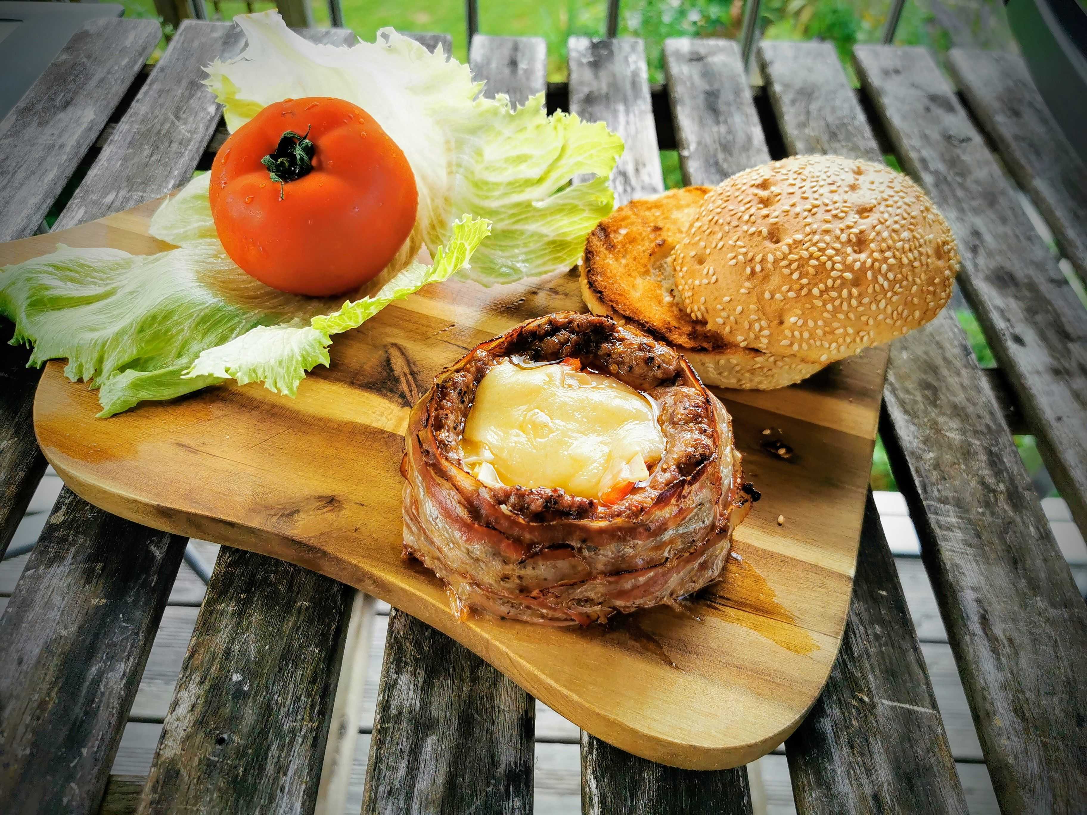 Burger mit Paprika-Käse-Füllung: Der ultimative Grillgenuss