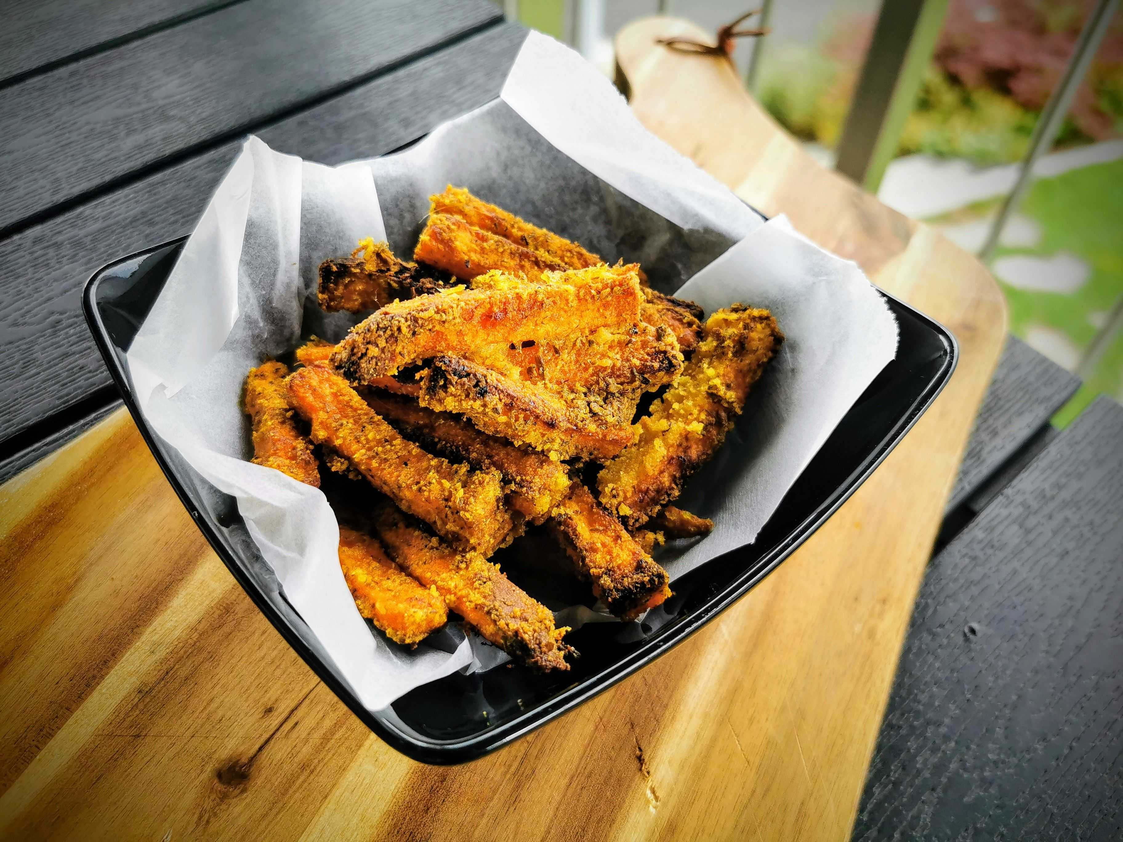 Knusprige Süßkartoffelpommes auf dem Grill zubereiten