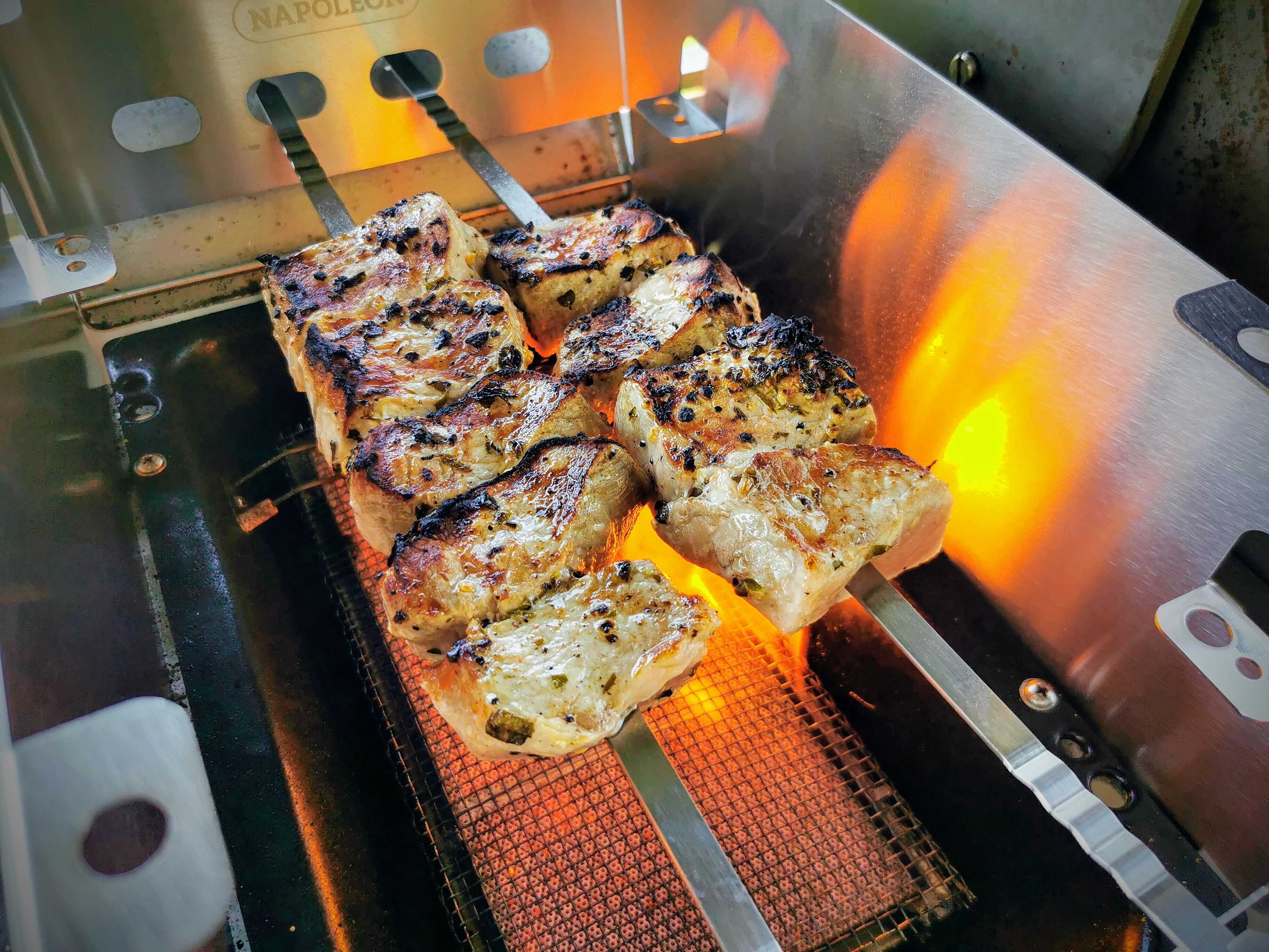 Griechische Köstlichkeit: Souvlaki mit schnellem Tsatsiki vom Grill