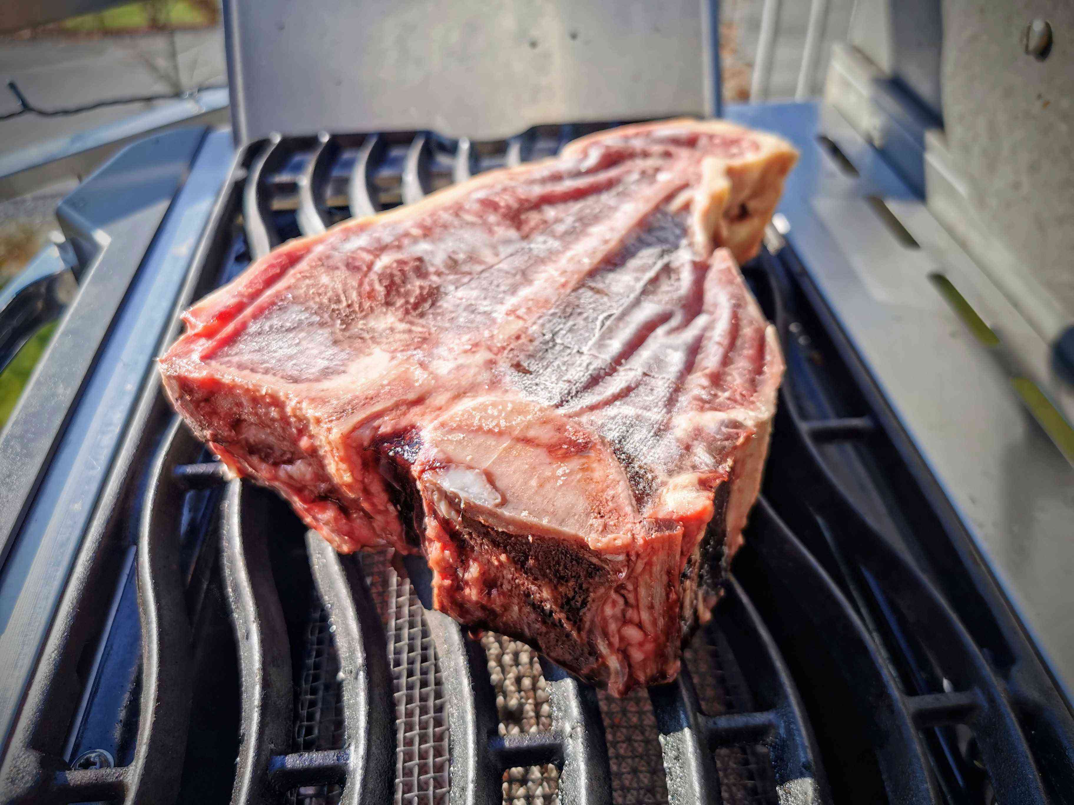 Das perfekte Porterhouse Steak direkt aus dem Gefrierschrank auf den Grill zaubern