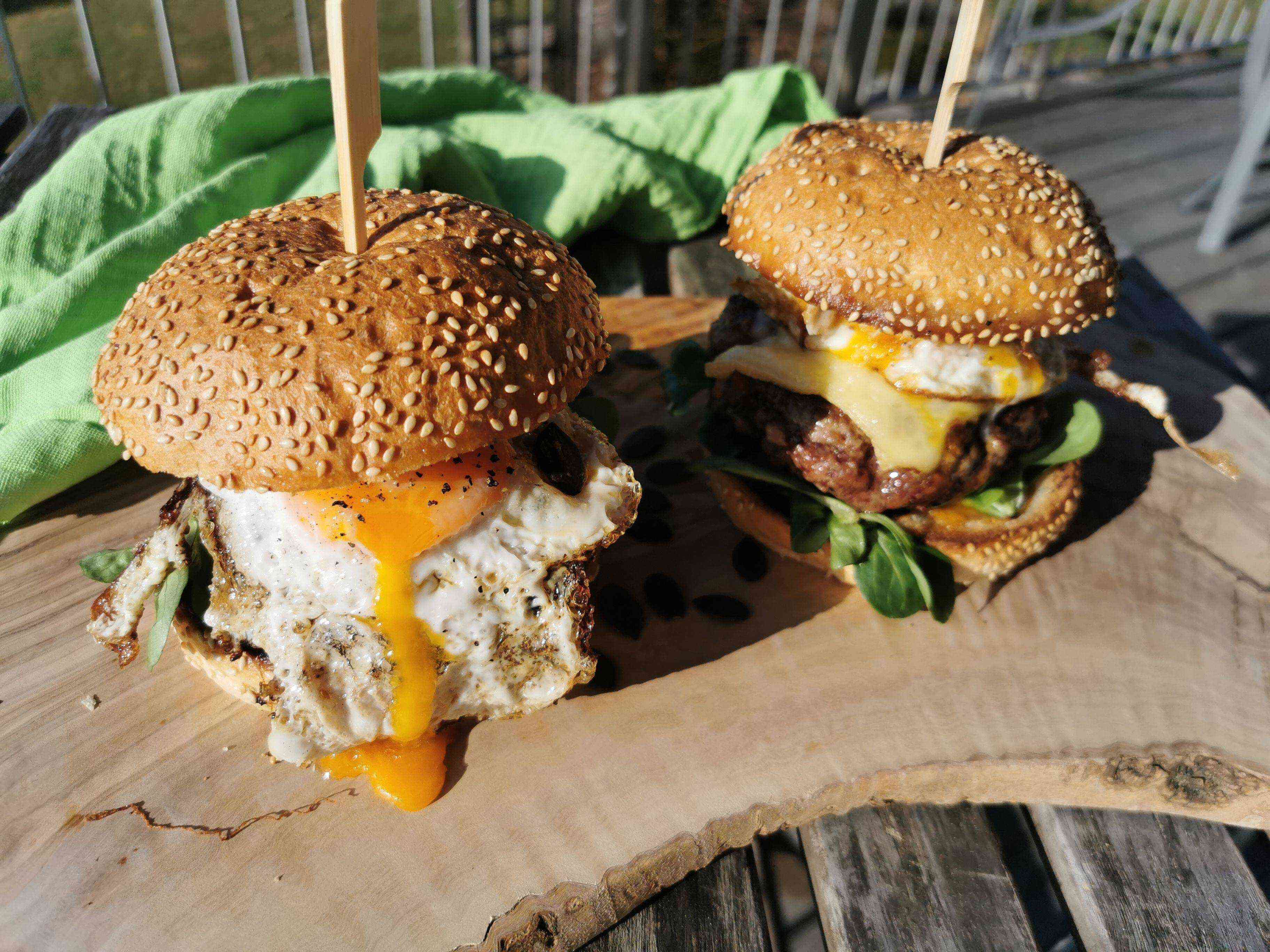 Steirer Burger vom Grill mit Spiegelei – Ein Genuss aus der Steiermark