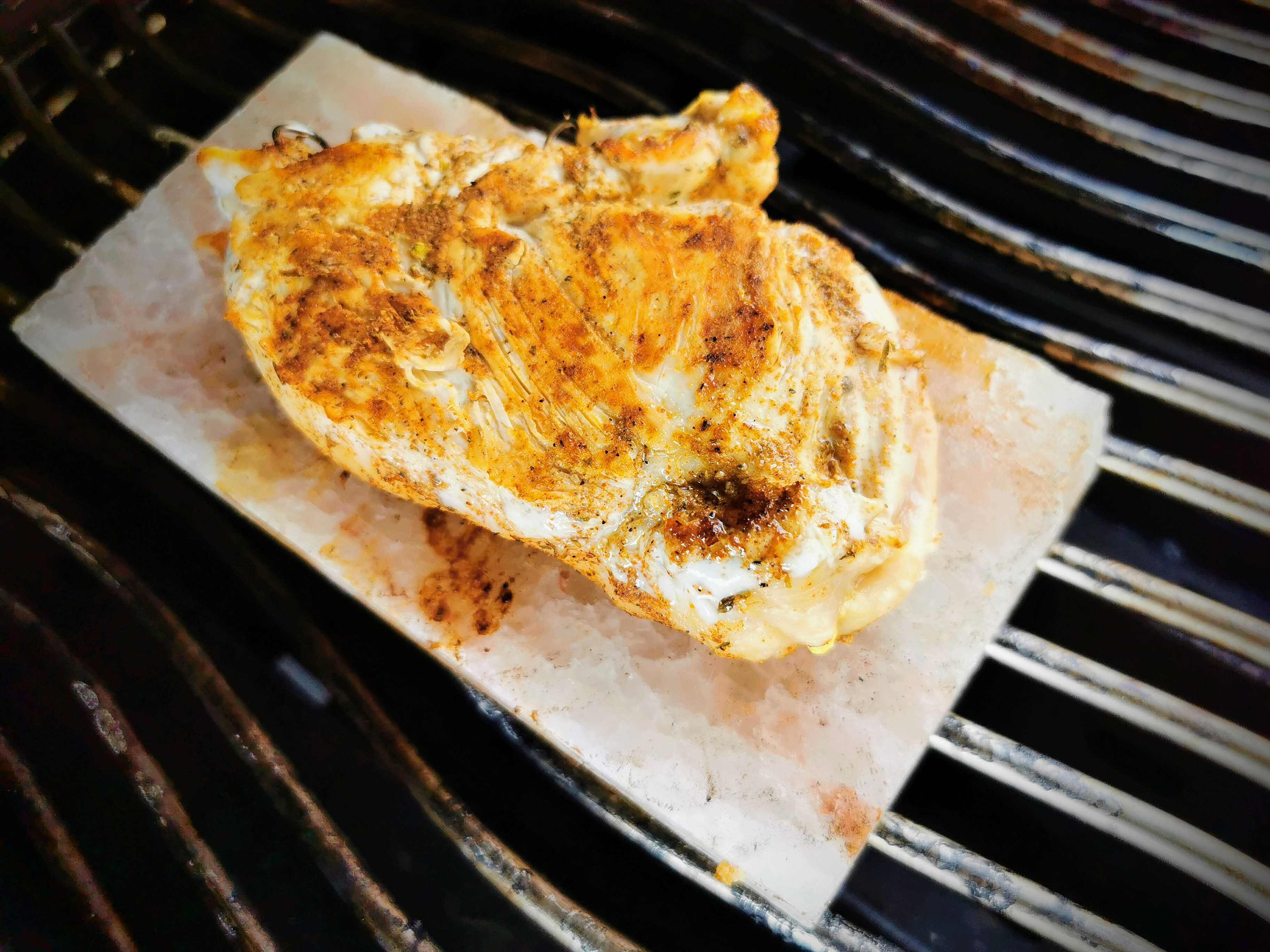 Curryhendl vom Salzstein: Ein exotisches Grillabenteuer