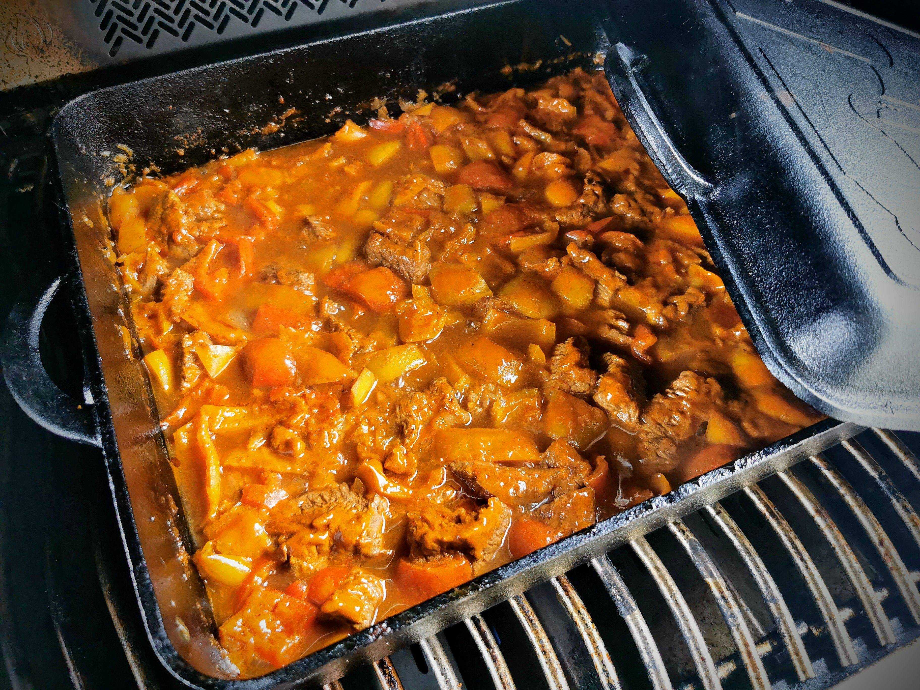 Ungarisches Gulasch im Dutch Oven: Herzhaft und Einfach