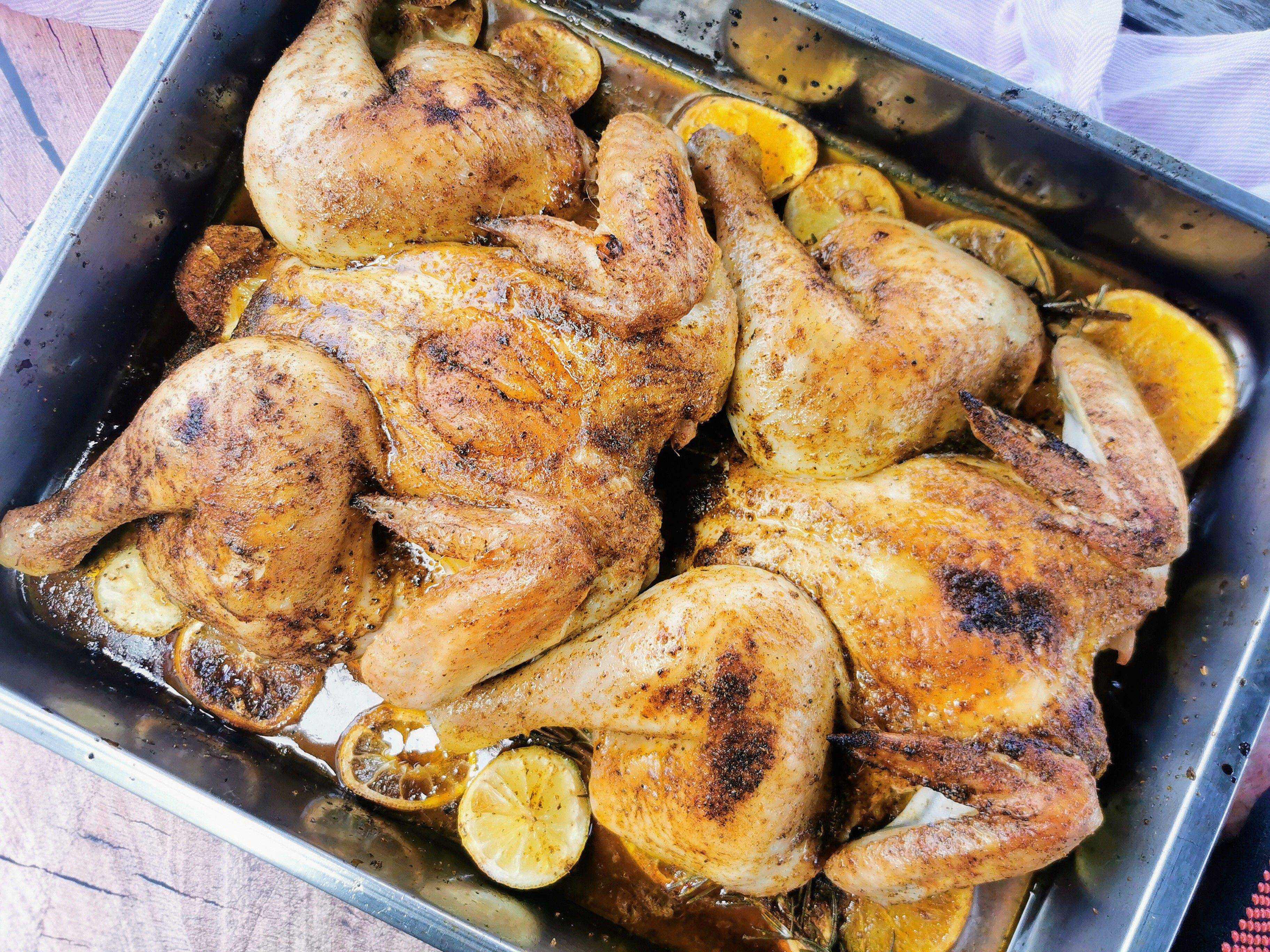 Roadkill Chicken auf Zitrusbett: Einfaches Sommergrill-Rezept mit fruchtiger Note