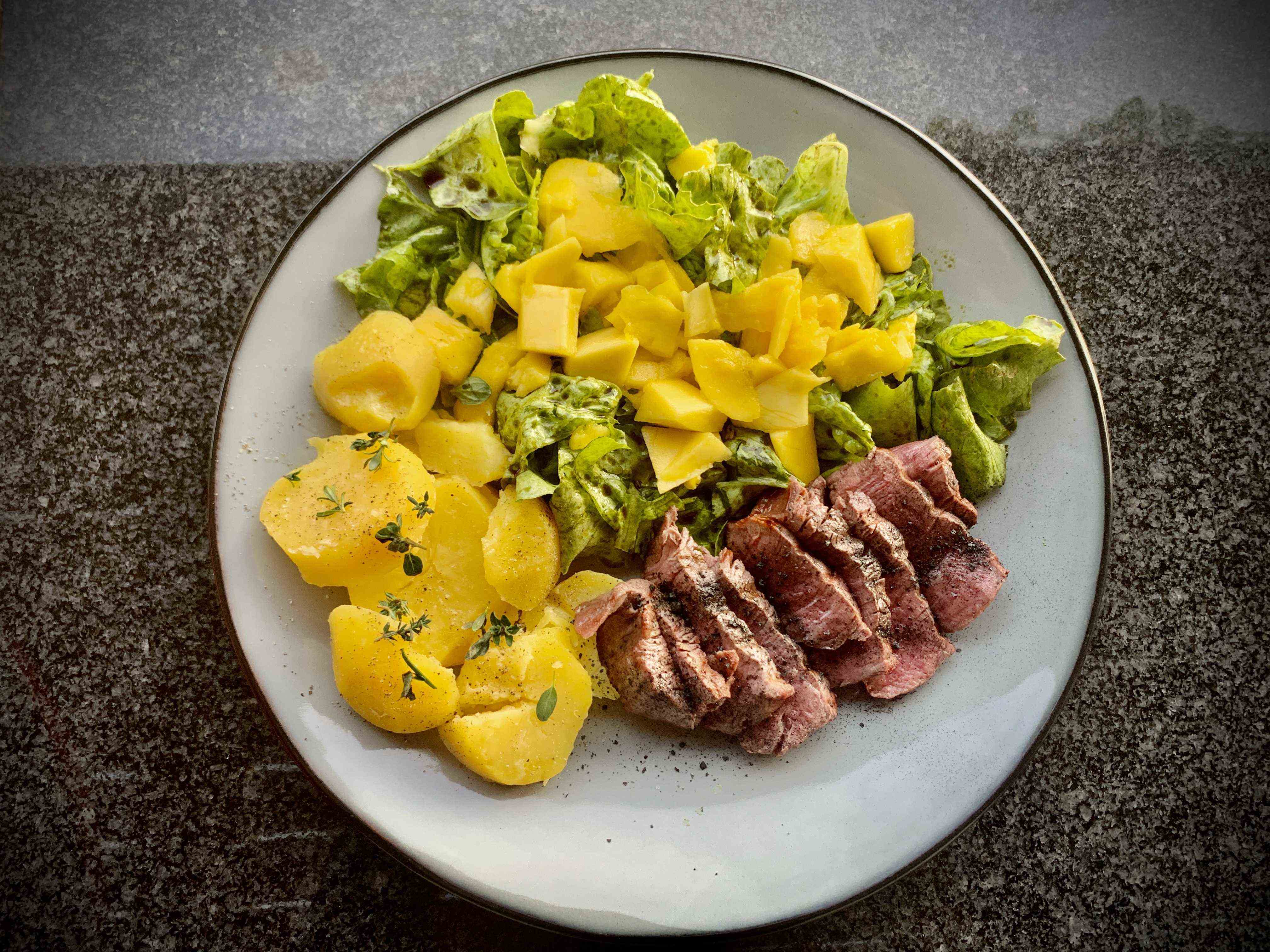 Sommerlicher Genuss: Unser erfrischender Sommer-Salat mit Filet-Steak vom Grill