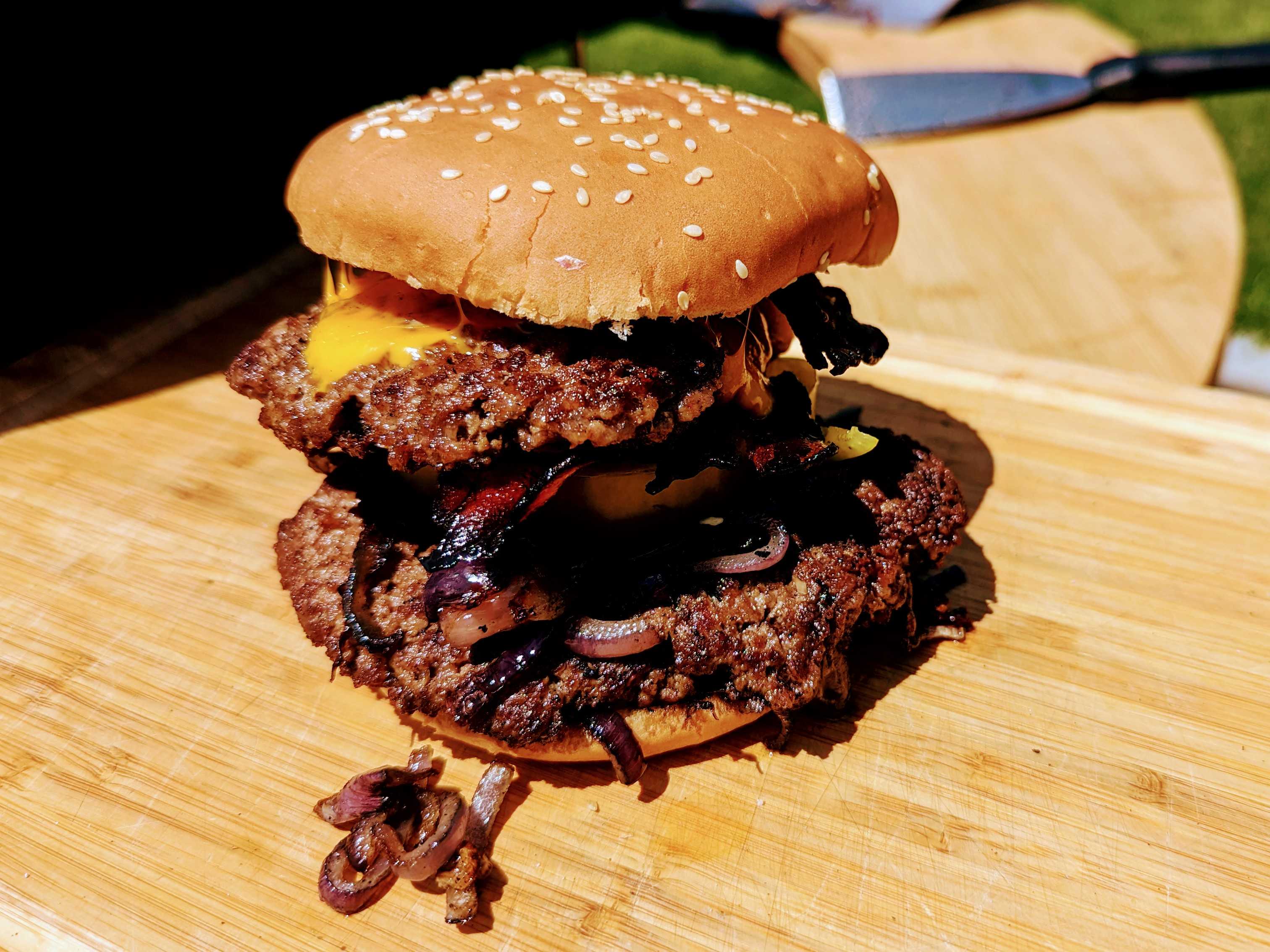 Der perfekte Double Smashed Burger von der Feuerplatte