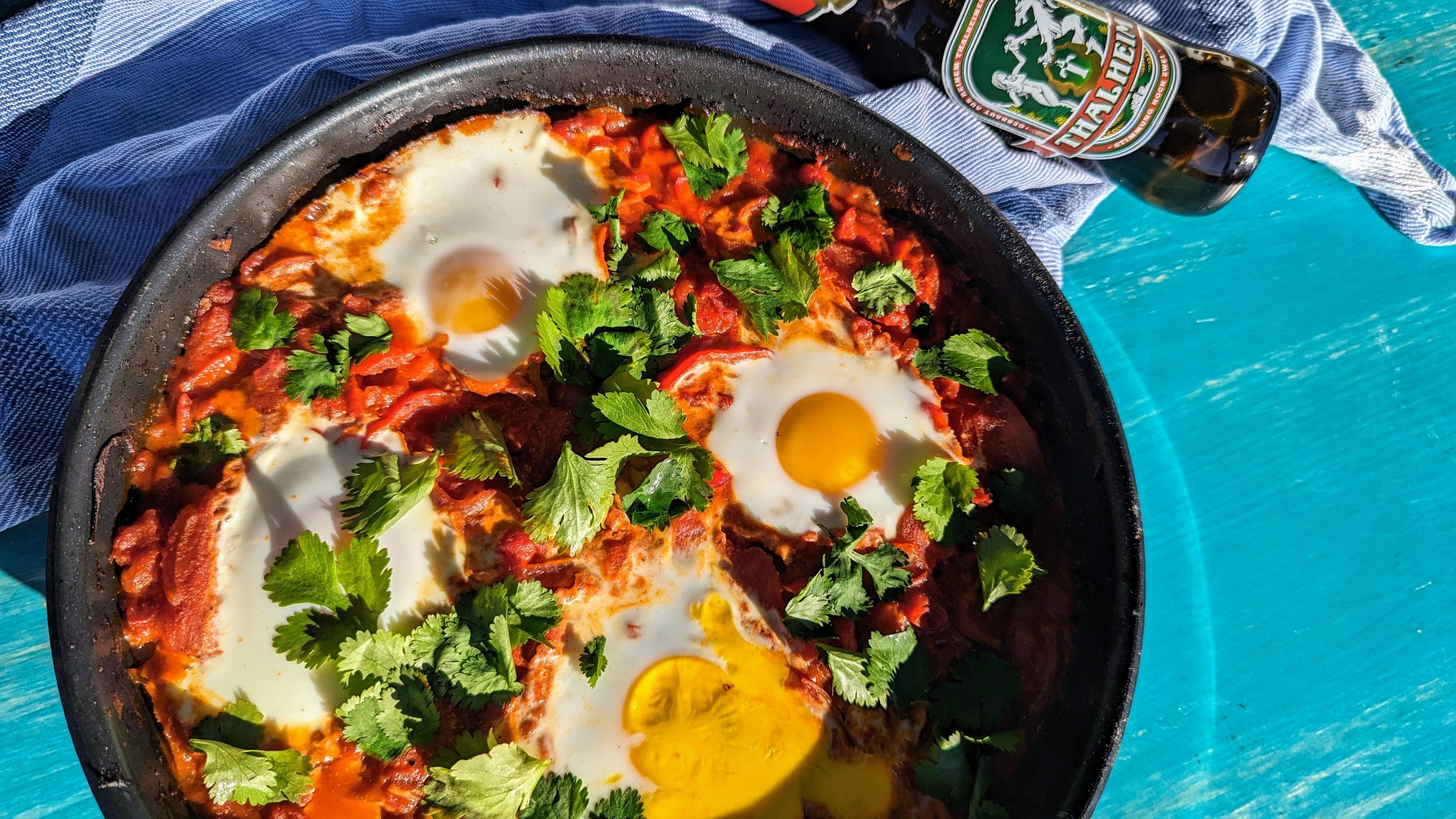 Shakshuka vom Grill: Nordafrikanischer Genuss für die ganze Familie