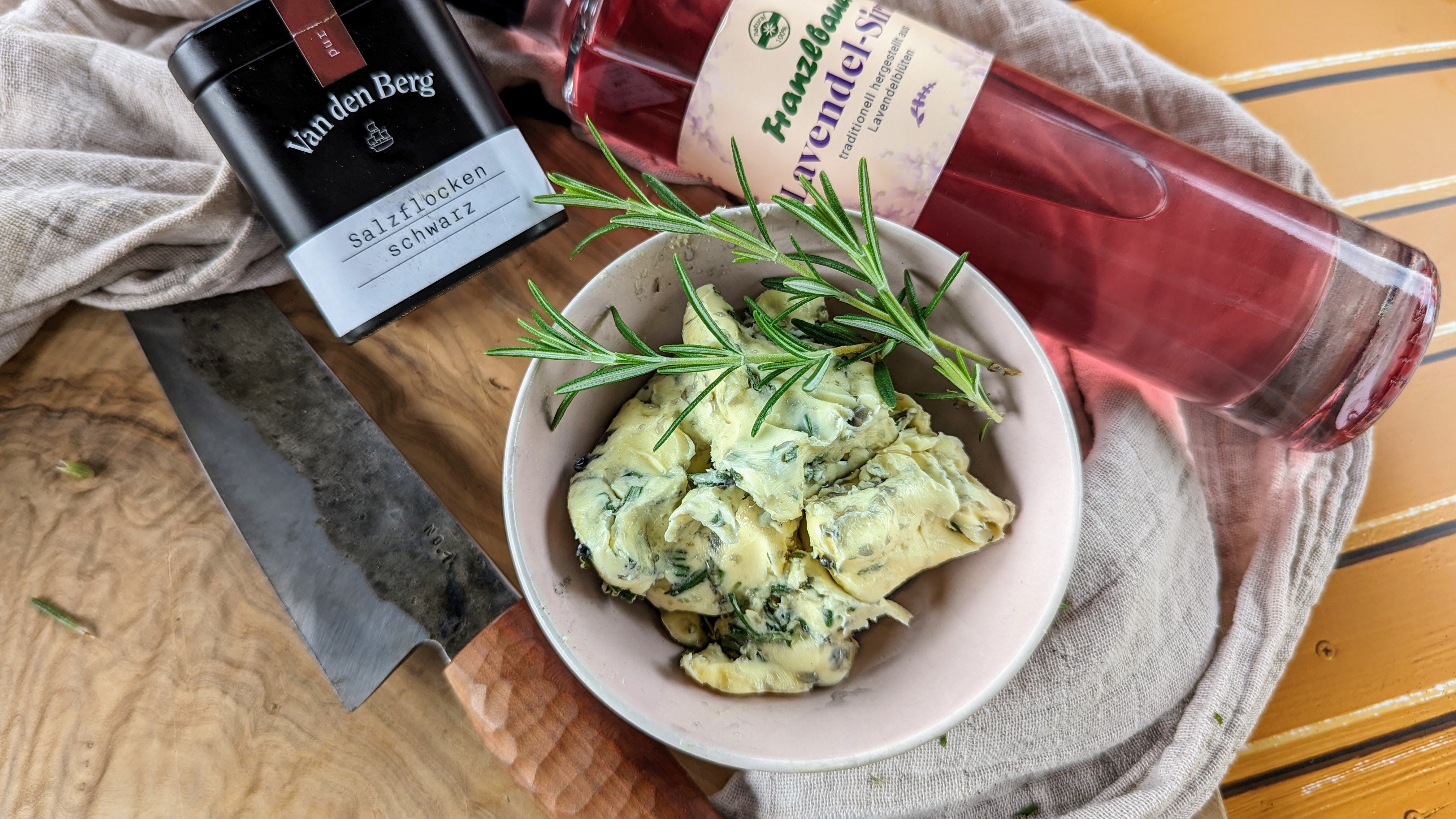 Lavendel-Kräuterbutter: Der Geheimtipp für deine nächste Grillparty