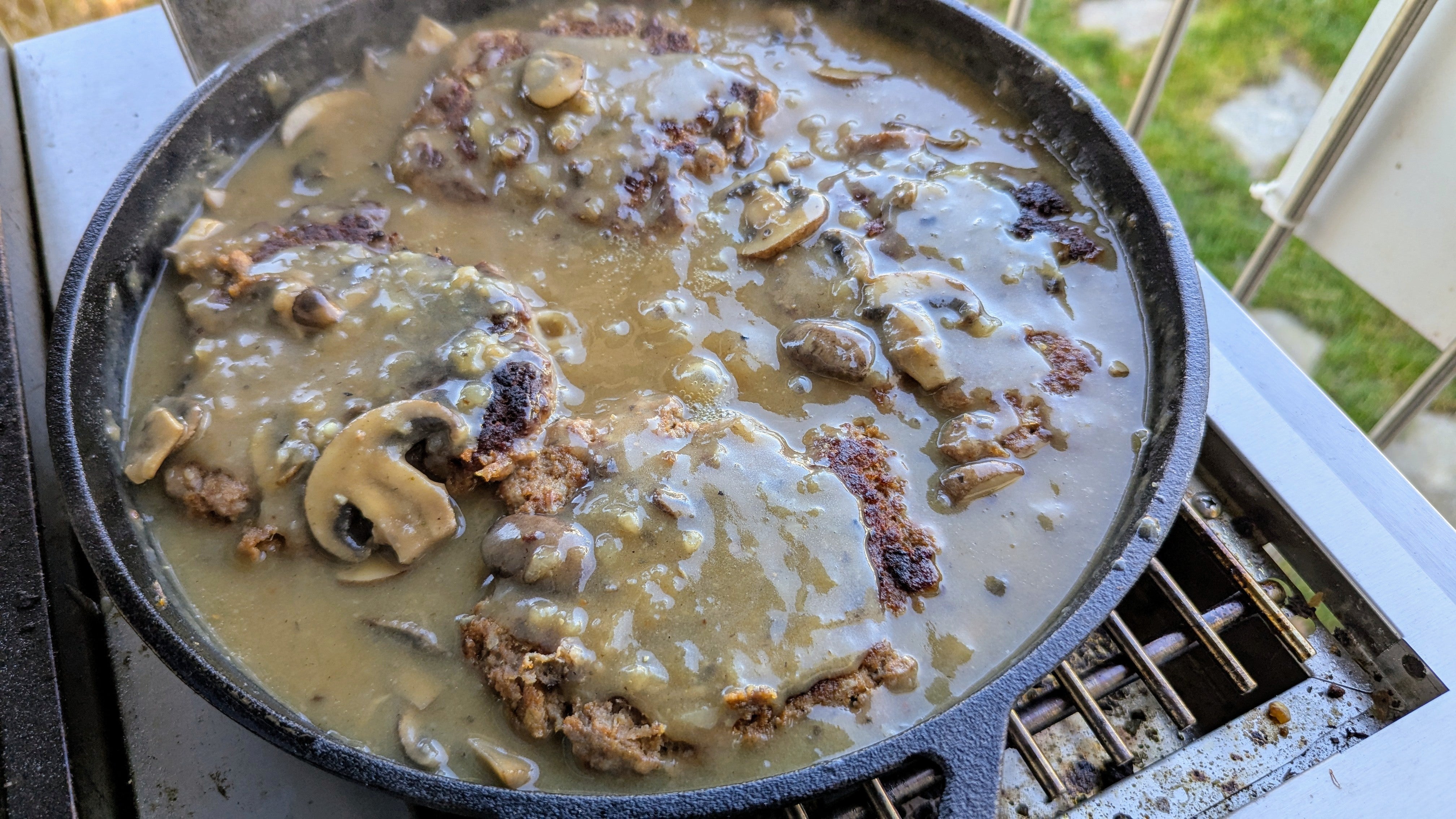 Salisbury Steak vom Grill – Saftiges Hacksteak mit köstlicher Sauce
