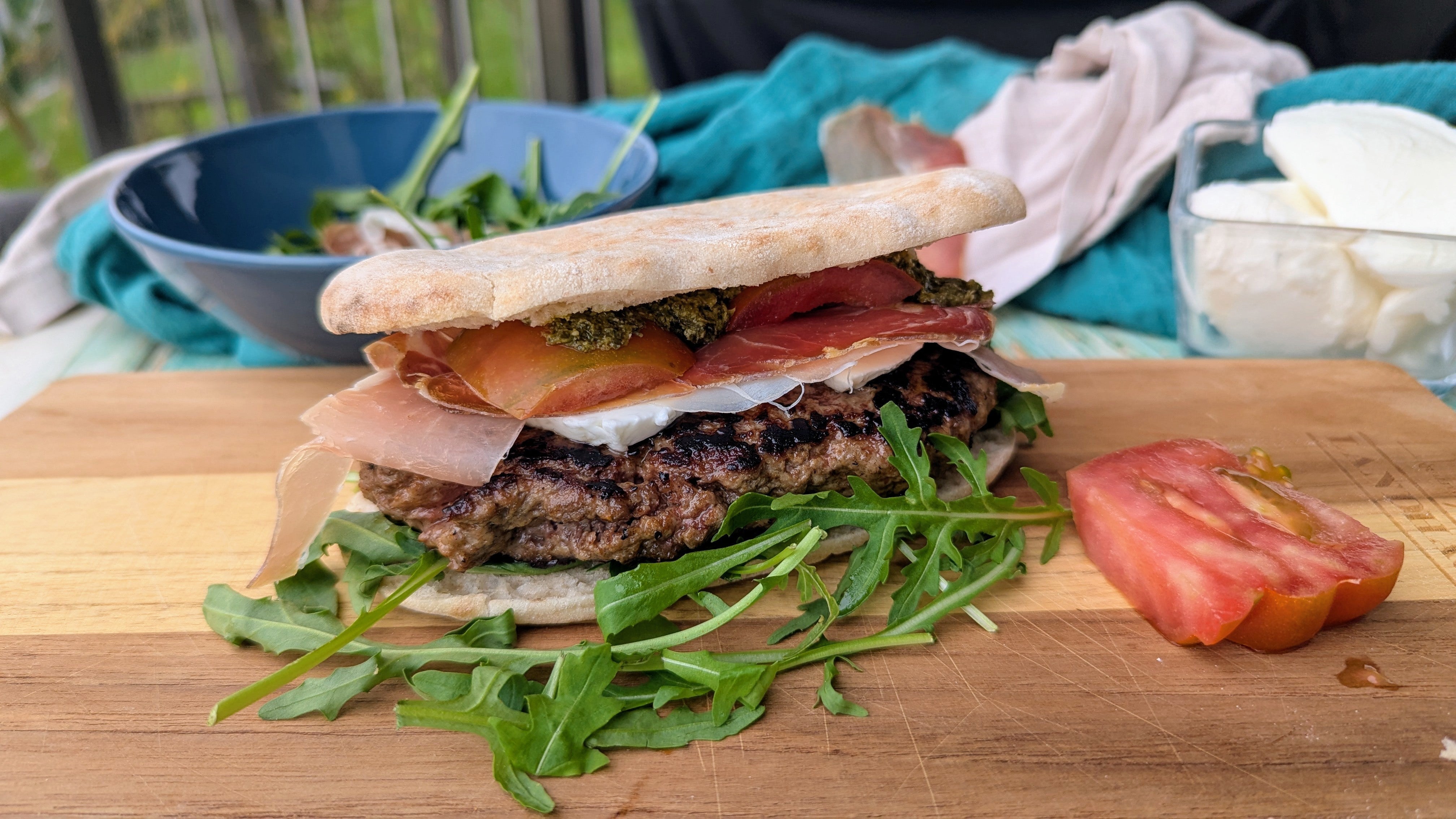Italian Burger vom Grill: Mediterranes Geschmackserlebnis mit Mozzarella & Pesto