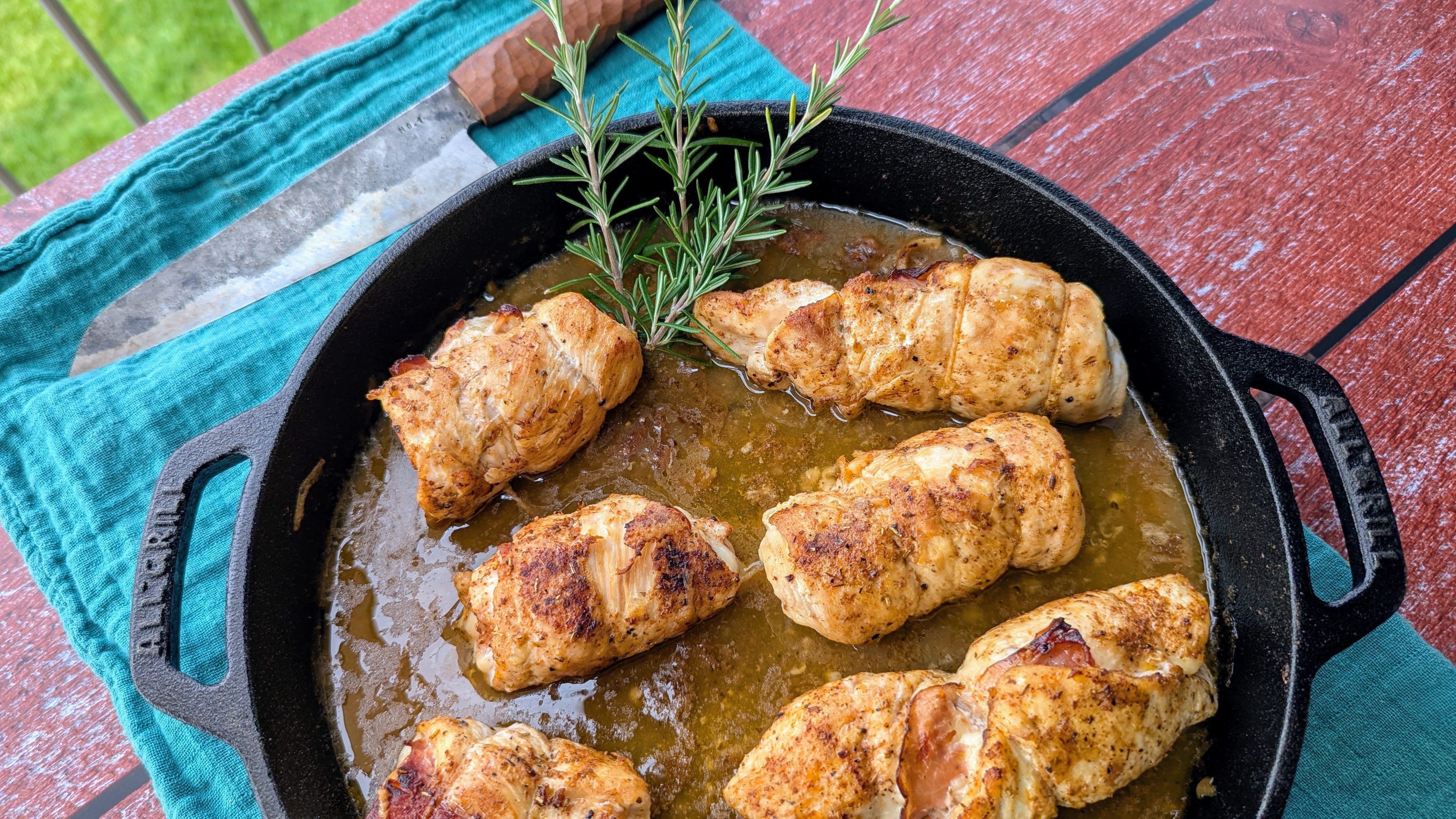 Hendlroulade aus der Gusspfanne: Ein Genuss mit Käse & Schinken