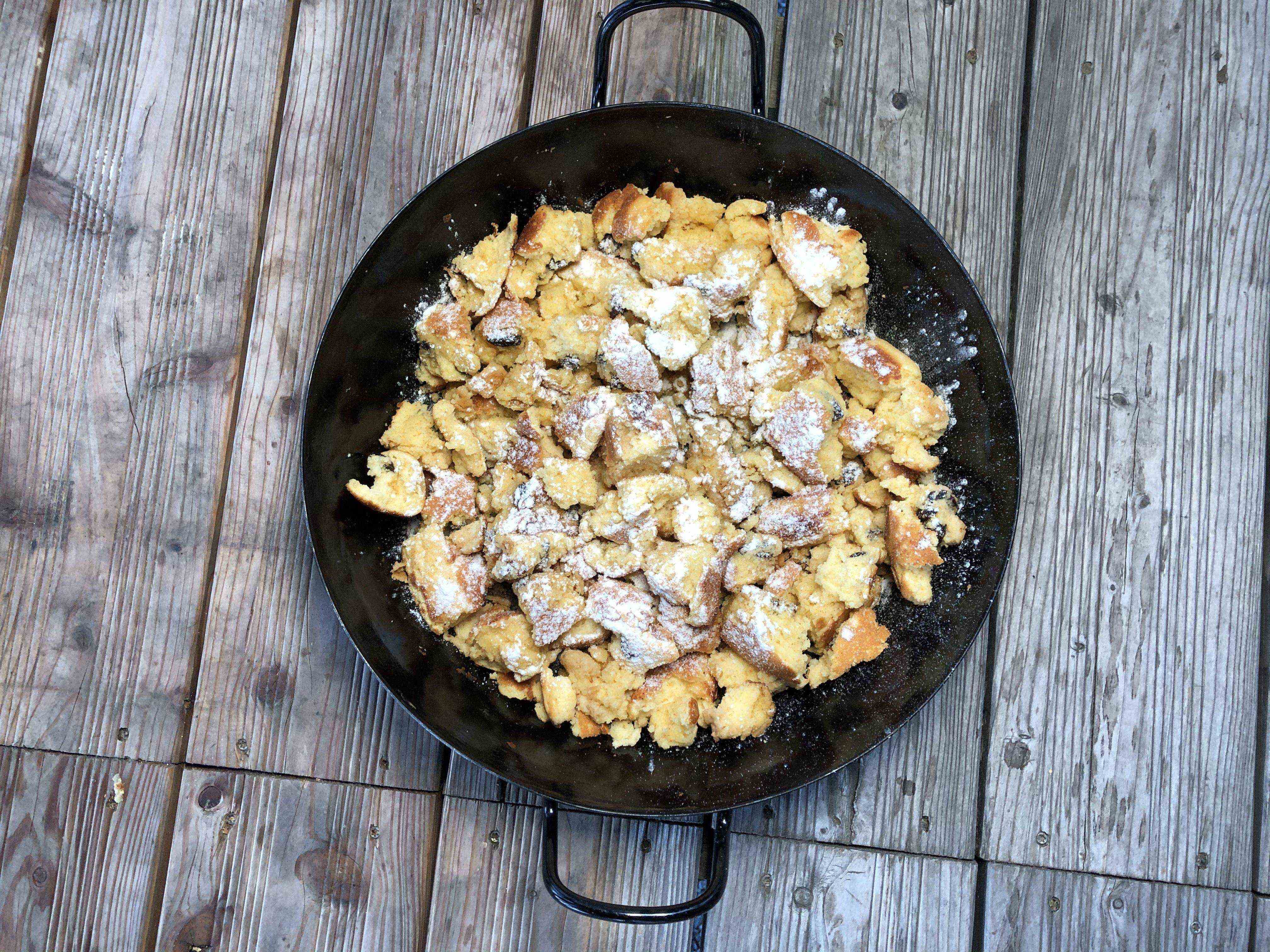 Kaiserschmarrn flambiert am Grill: Der österreichische Klassiker mit Show-Effekt