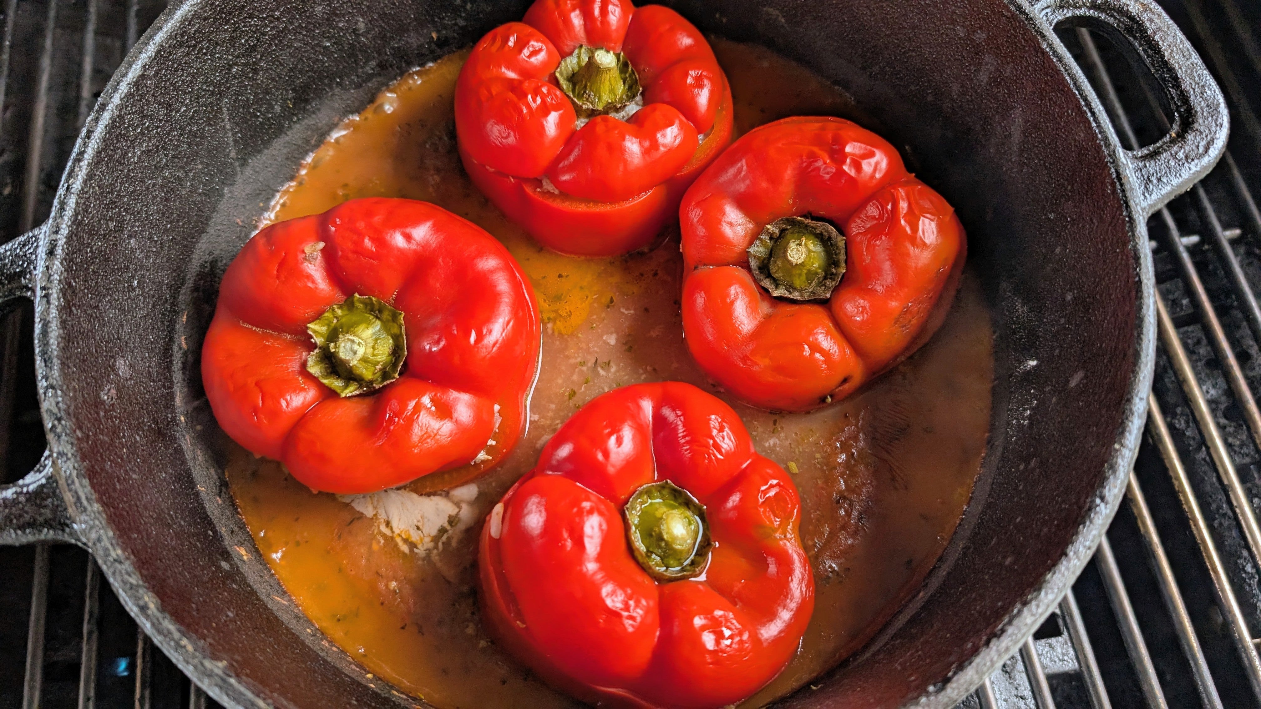 Gefüllte Paprika aus der Gusspfanne: Ein Klassiker neu interpretiert