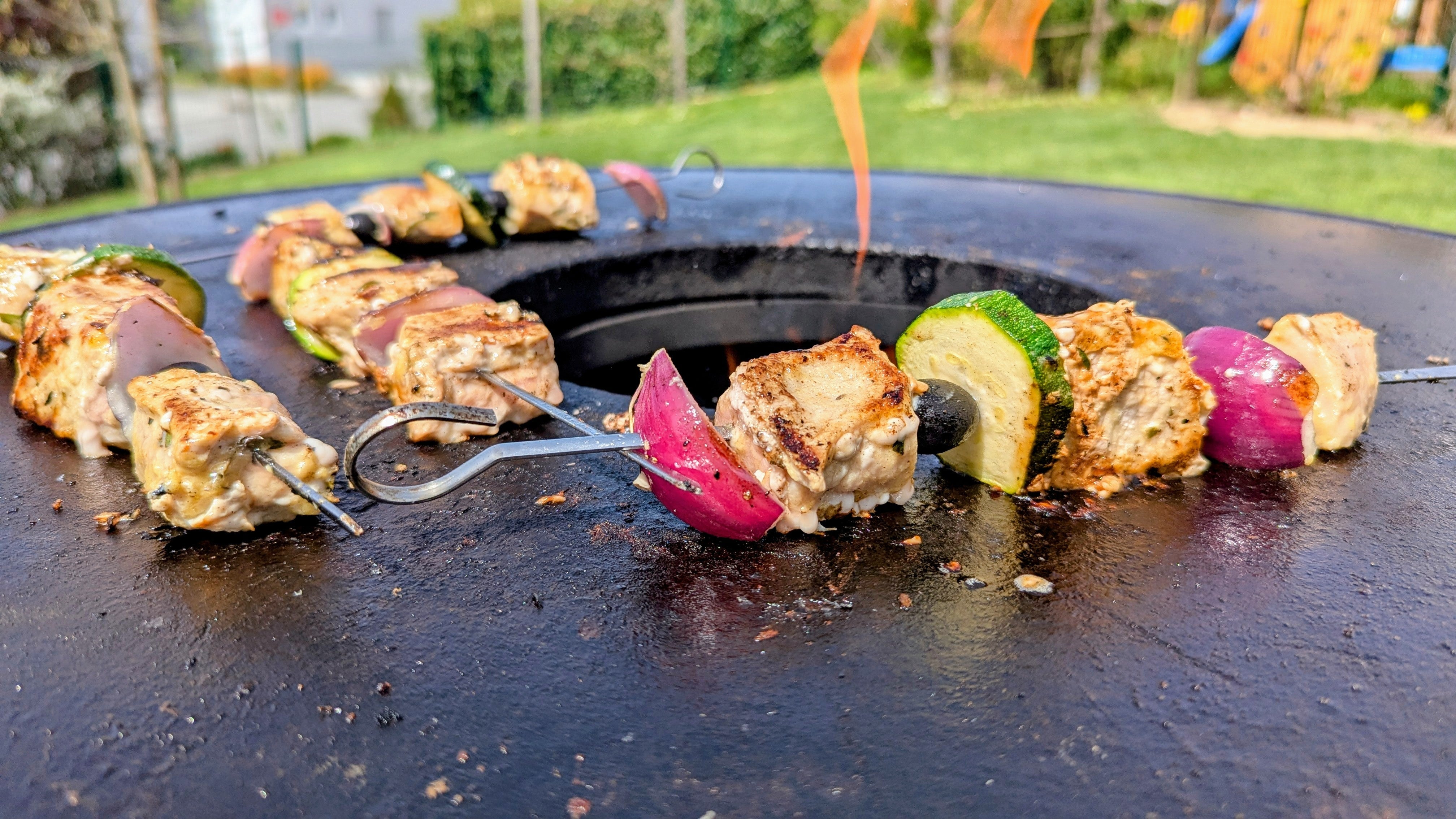 Mediterraner Grillspieß: Der Sommerklassiker auf der Feuerplatte