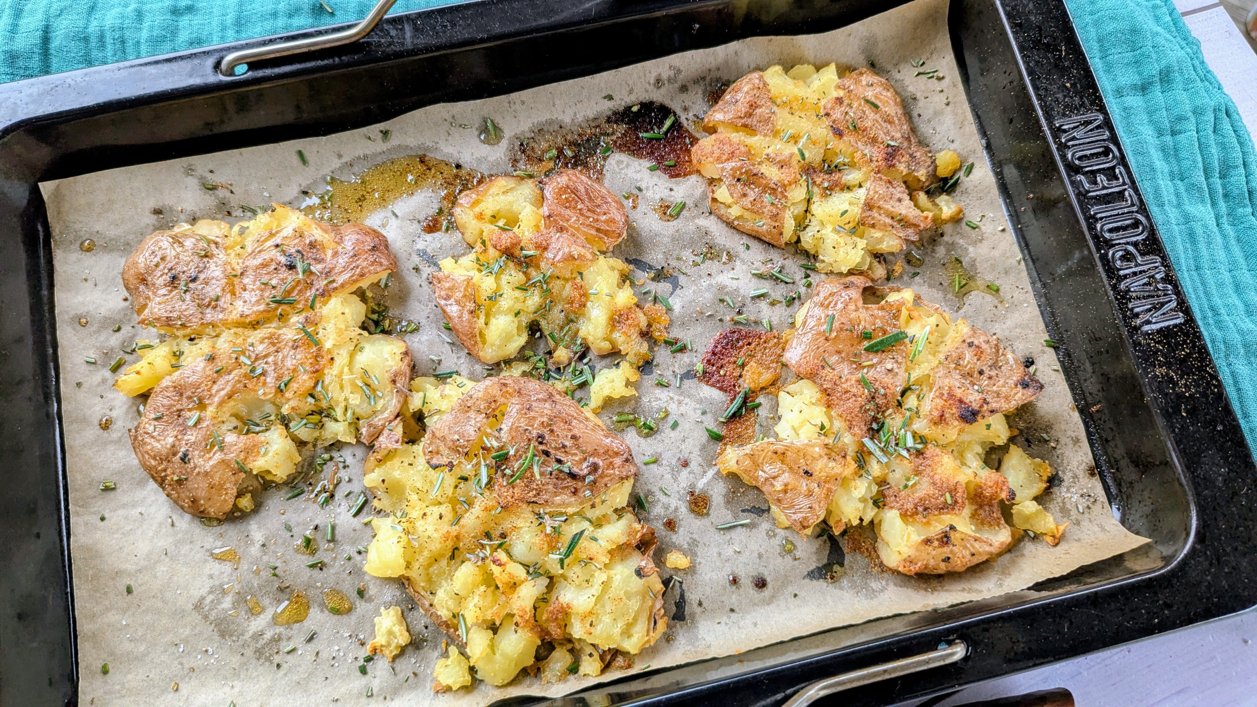 Smashed Potatoes vom Grill: Knuspriger Genuss in nur 70 Minuten