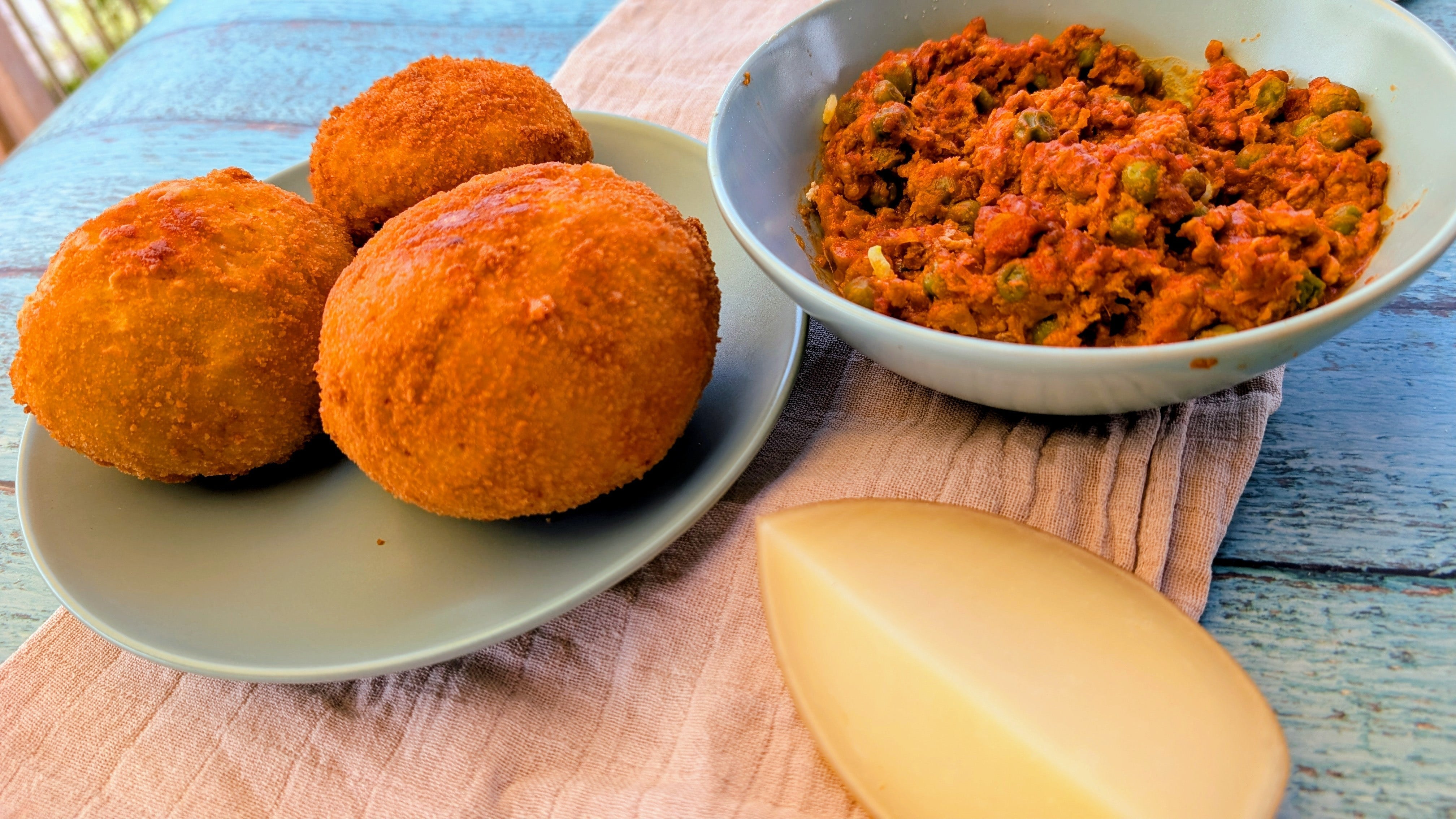 Knusprige Arancini vom Grill: Italienisches Fingerfood frisch aus dem Seitenkochfeld