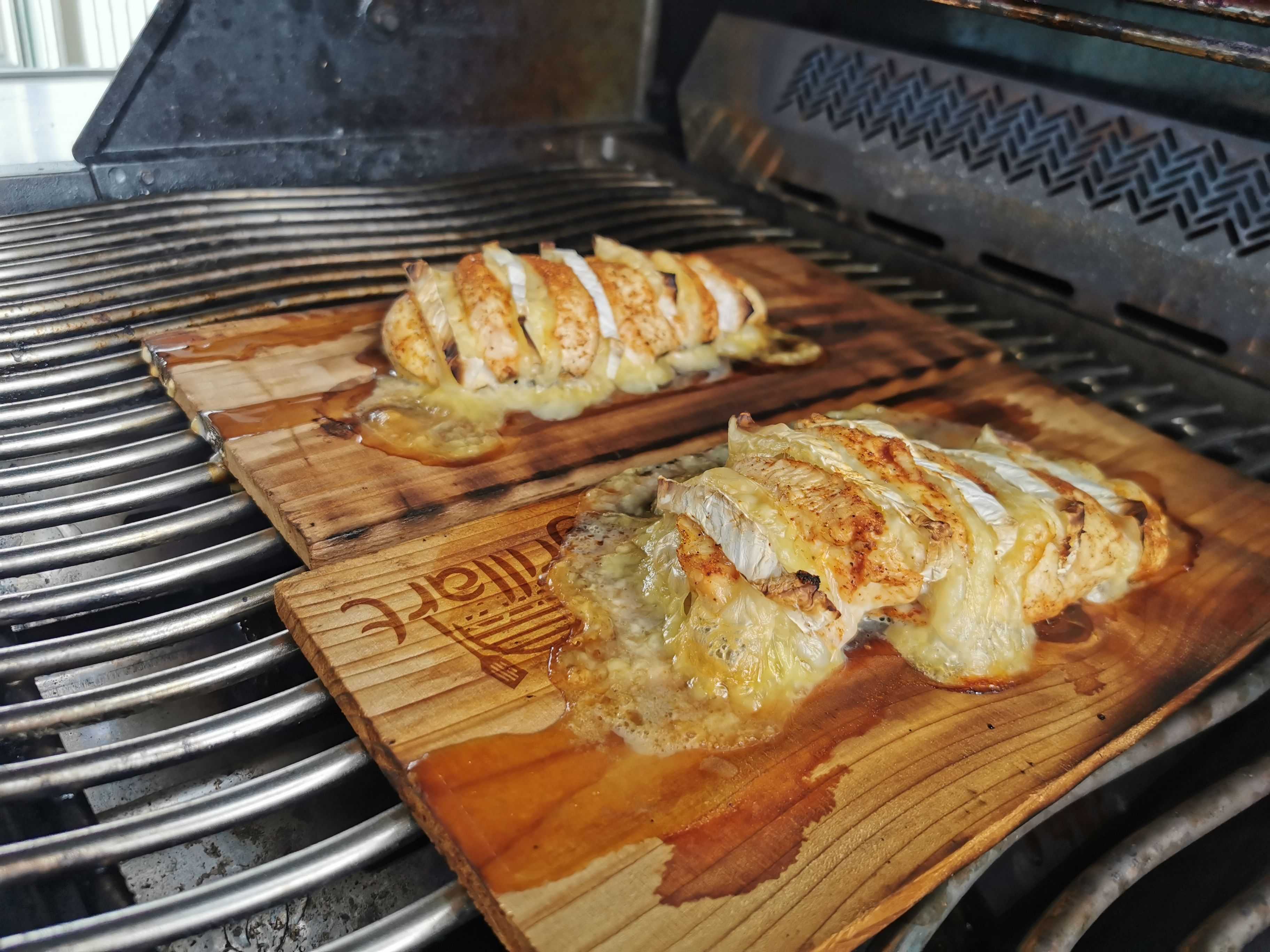 Holzplanke Ripperl: Der steirische Grill-Trend für den Sommer