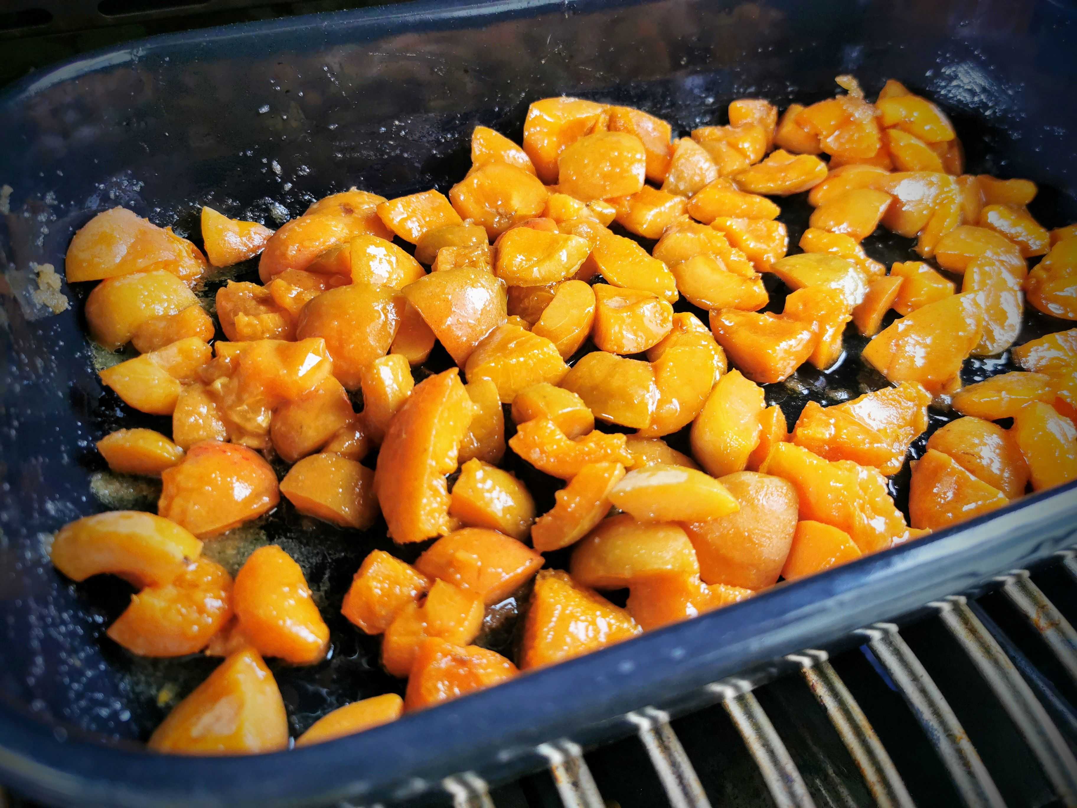 Flambierte Marillen: Süßer Grillgenuss mit Showeffekt