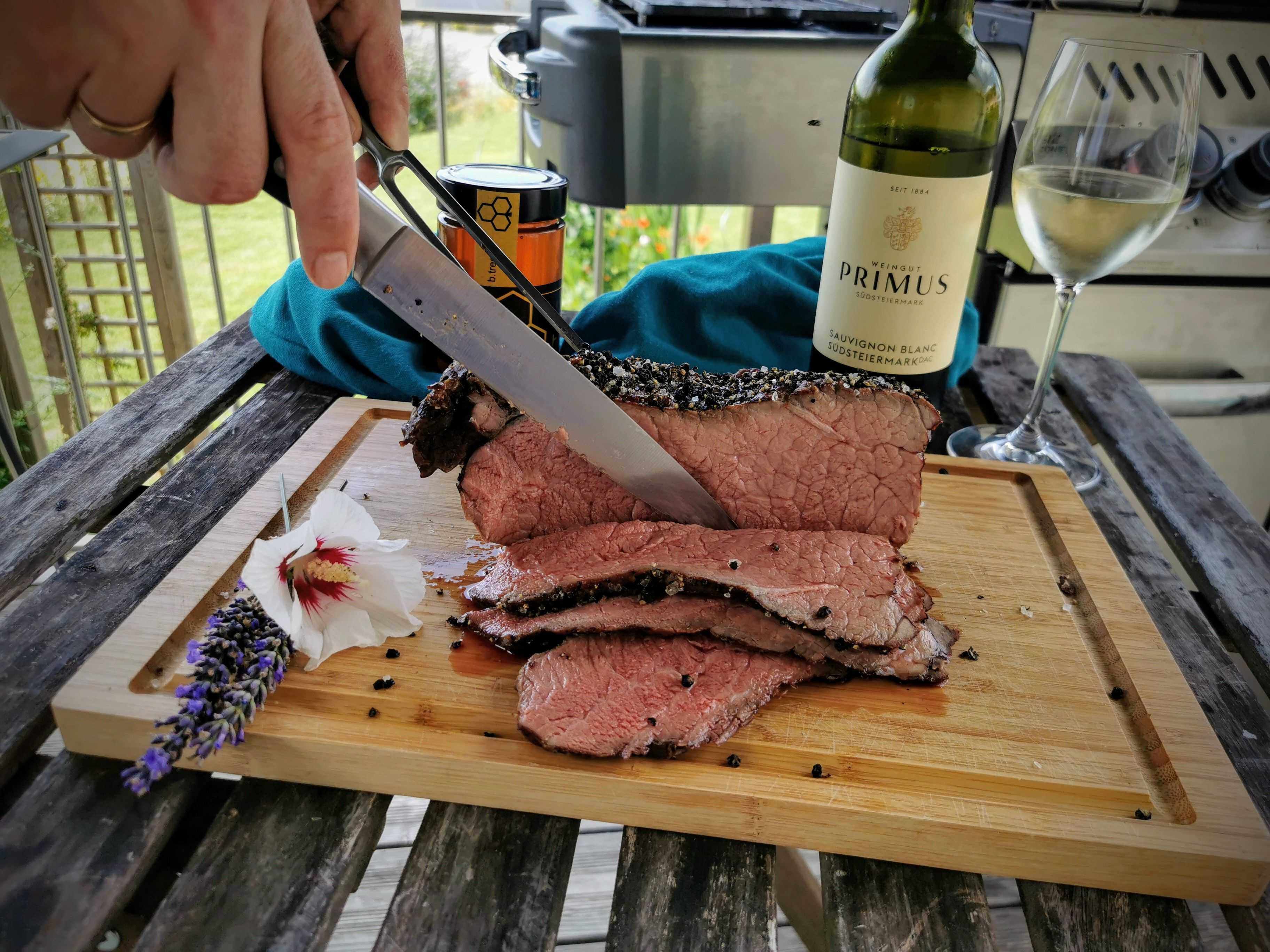 Perfektes Roastbeef mit Honig-Pfeffer-Kruste vom Grill
