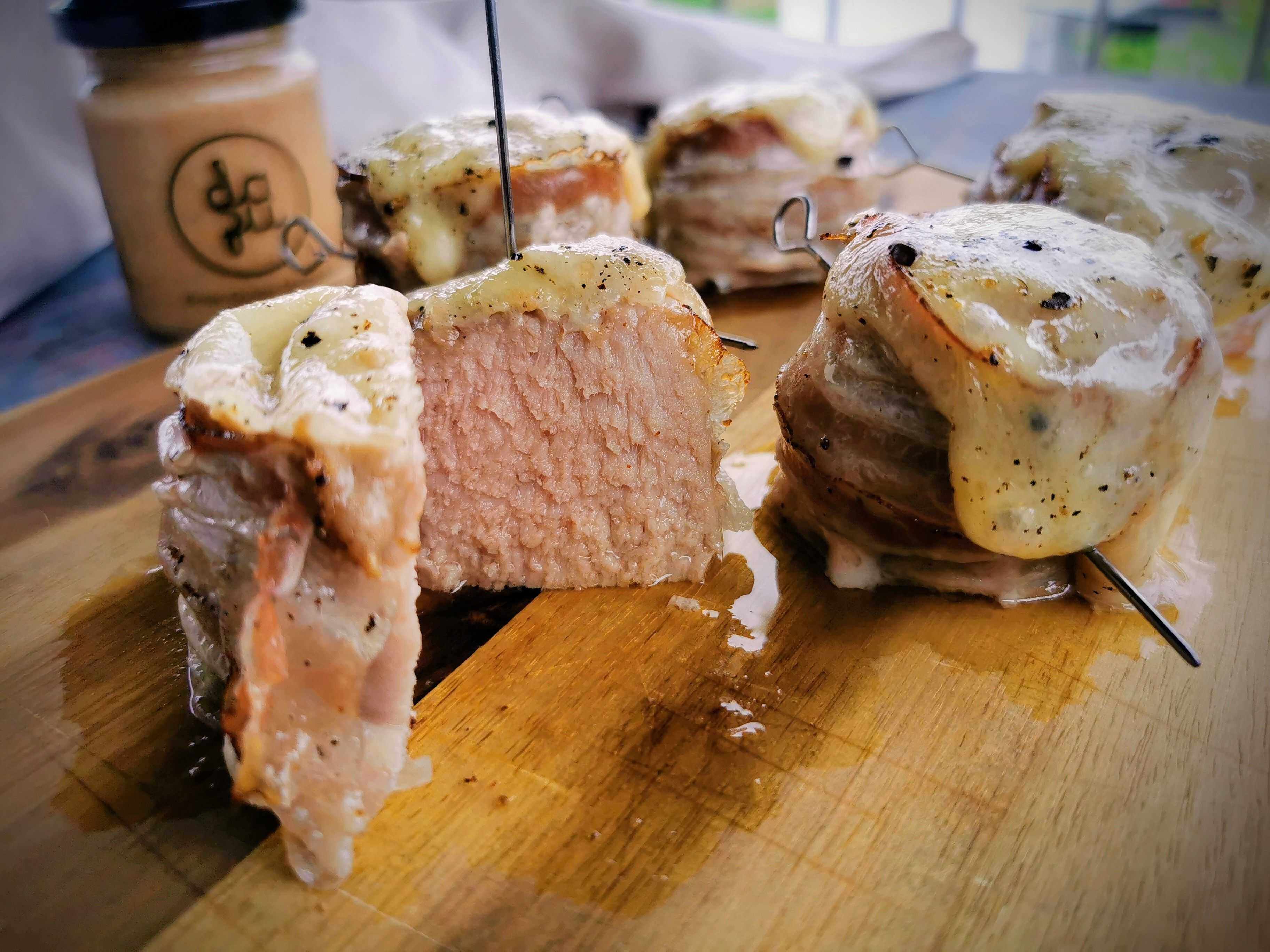 Perfekte Schweinsmedaillons im Speckmantel vom Grill