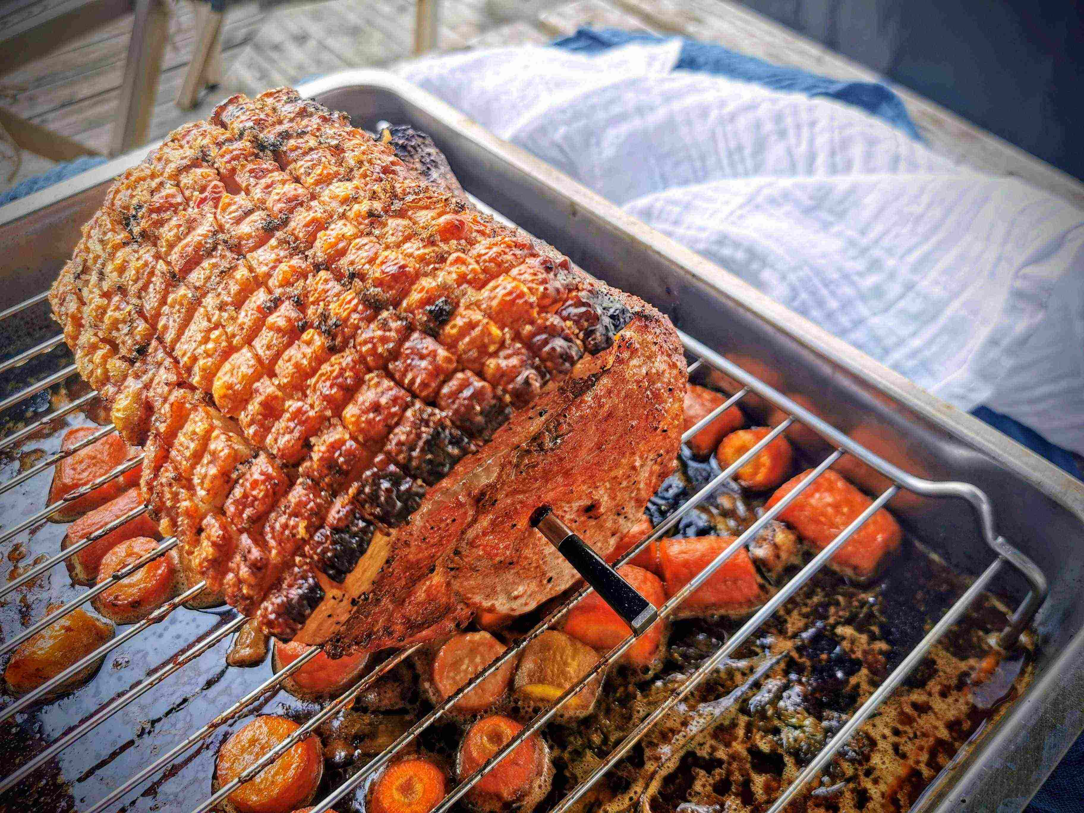 Schweinsbraten mit Bierinjektion: Der perfekte BBQ-Klassiker