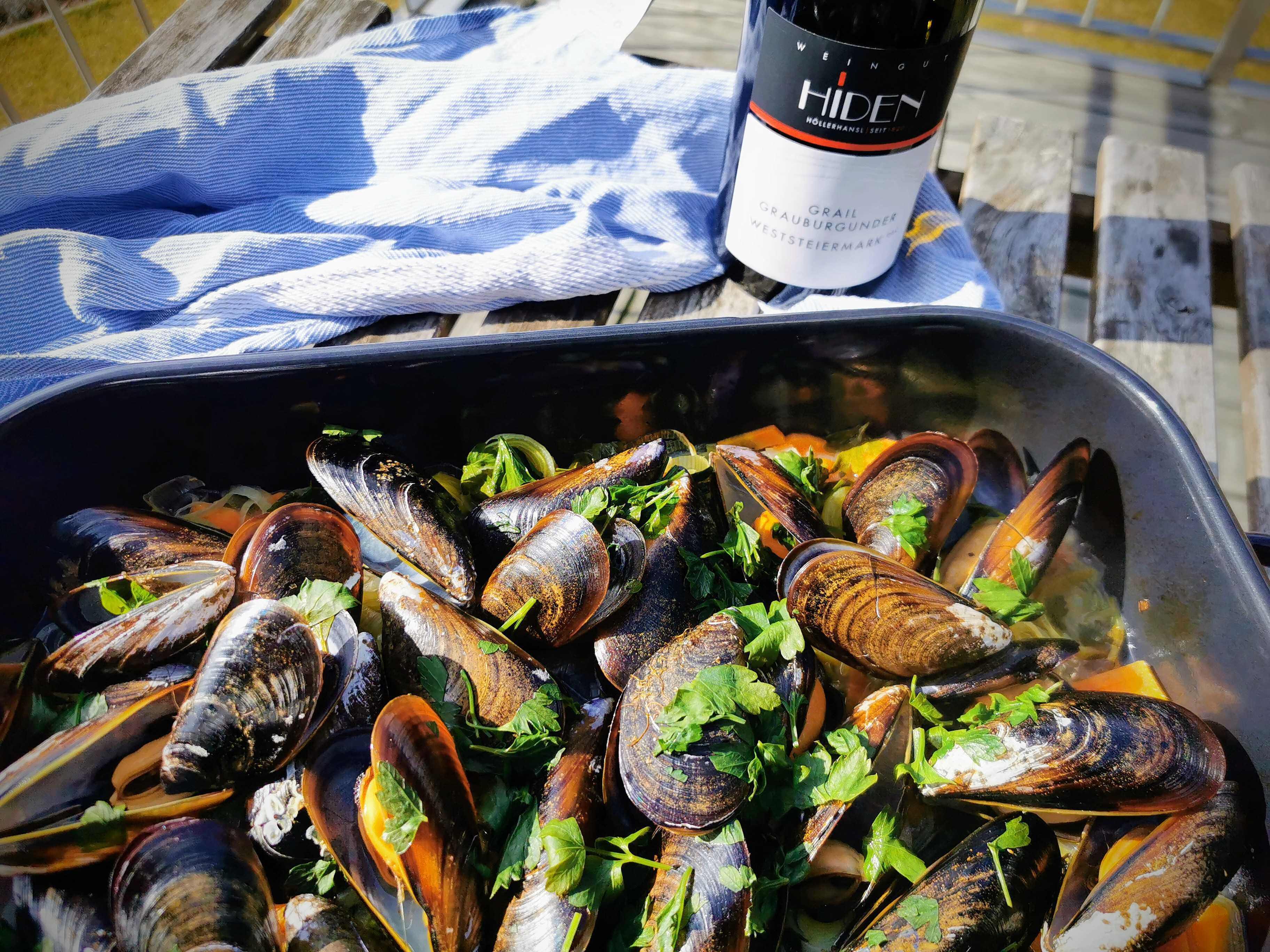 Muscheln vom Grill: Ein Sommerhighlight mit Weißwein und Kräutern