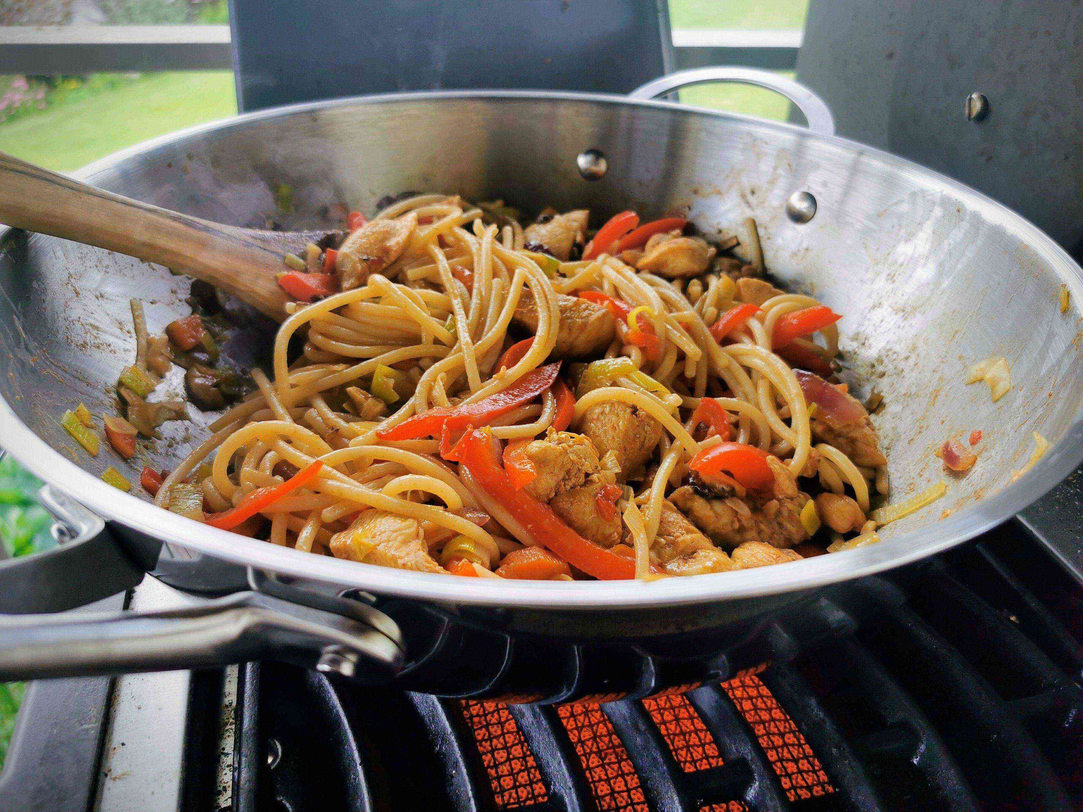 Paprikahendl vom Grill mit gebratenen Nudeln: Ein einfaches Rezept für deinen Wok