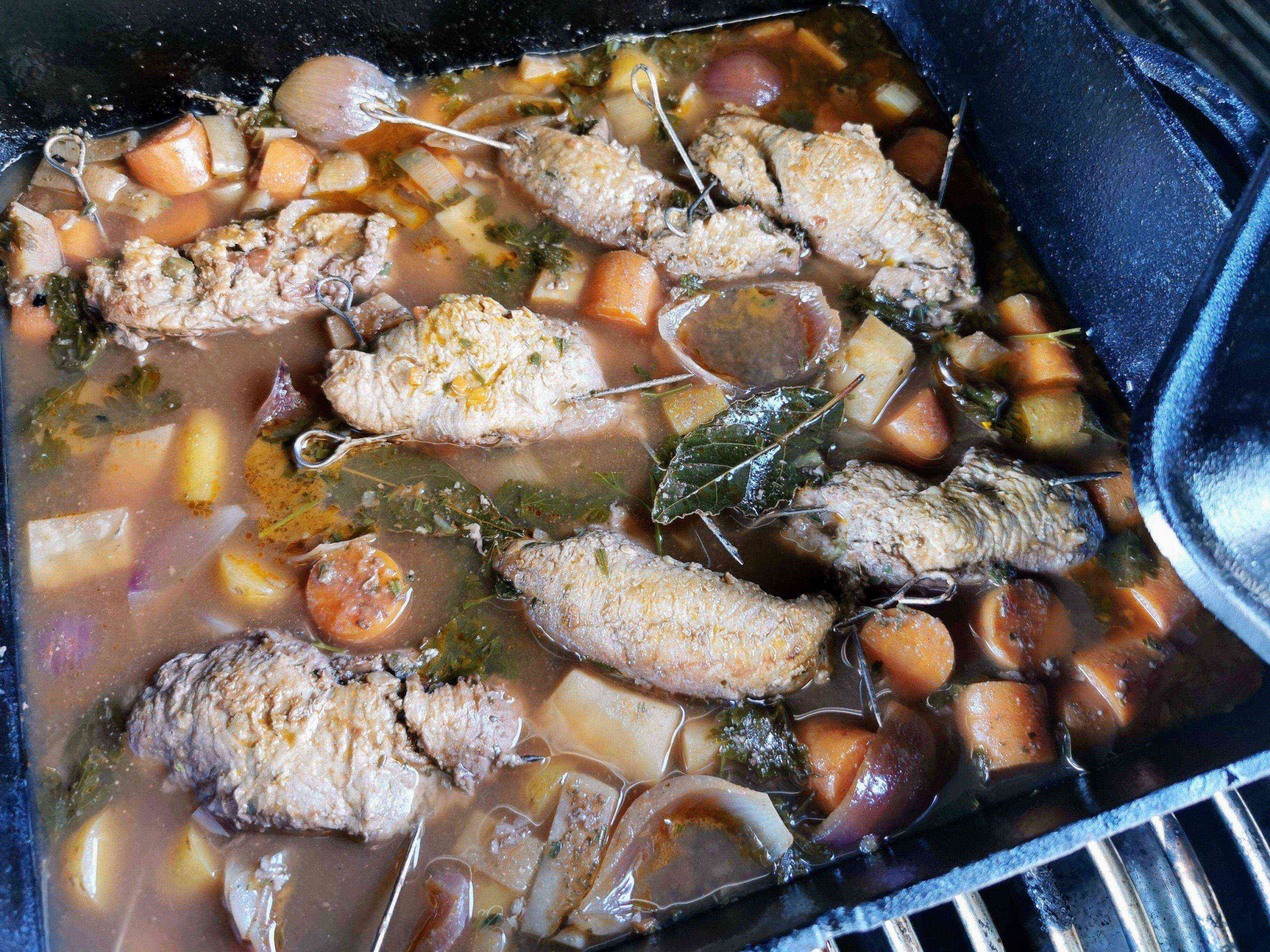 Kalbsrouladen aus dem Dutch Oven: Ein Genuss für Grillliebhaber