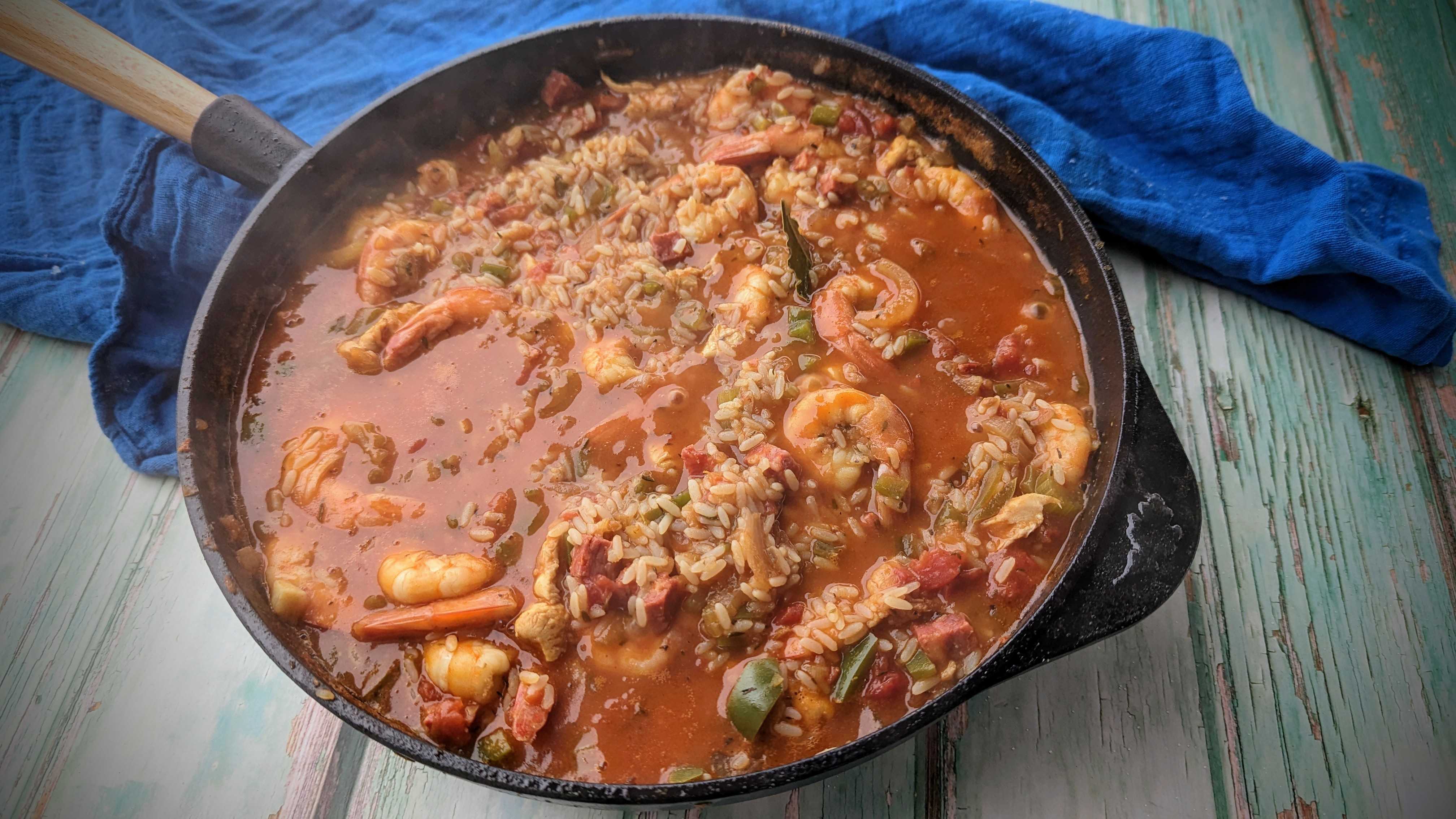 Jambalaya vom Grill: Ein Fest der Aromen mit Hähnchen, Chorizo und Garnelen