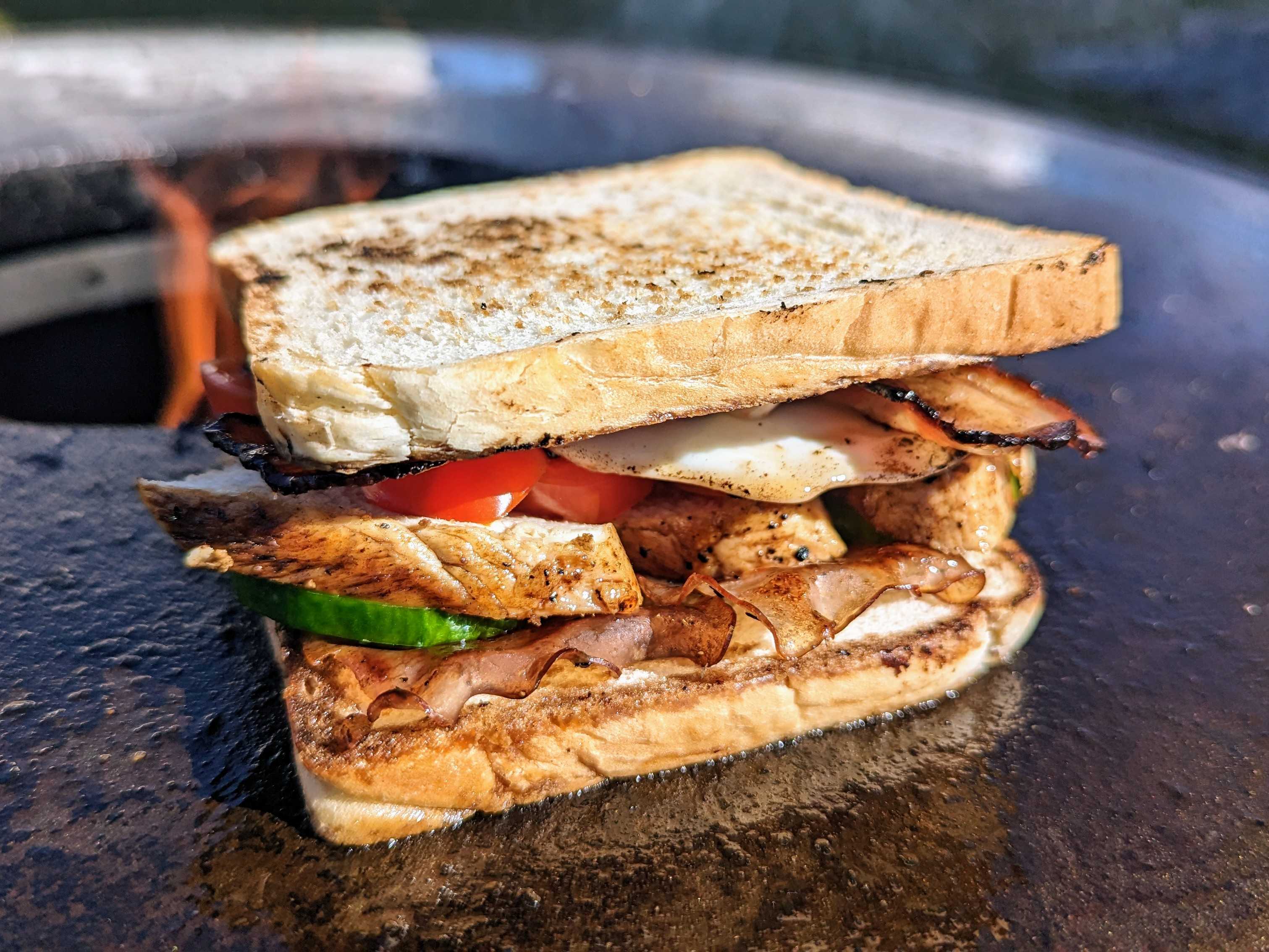 Club-Sandwich vom Grill: Ein Genuss für Sommerabende