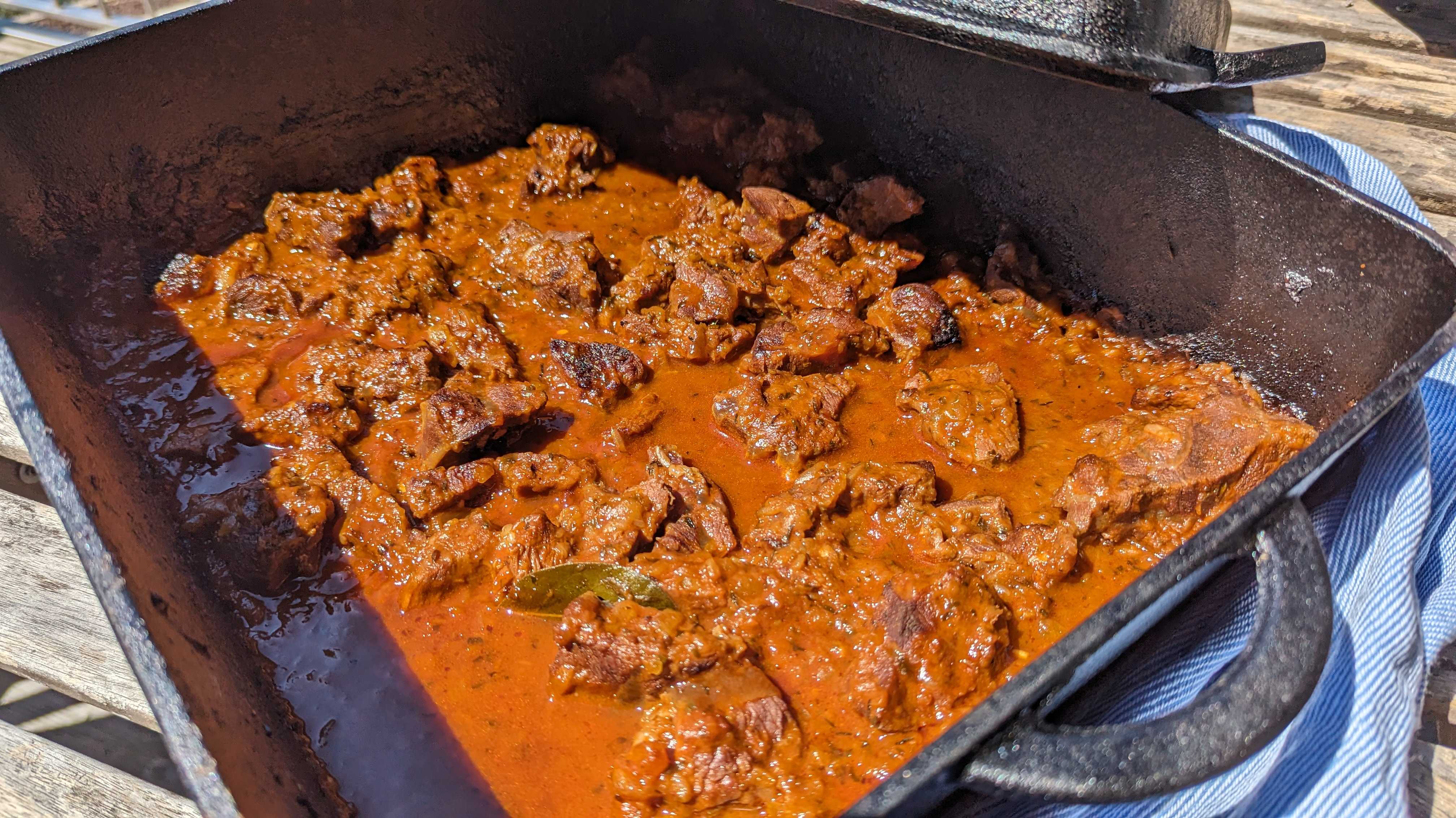 Wiener Saftgulasch im Dutch Oven: Ein österreichischer Klassiker vom Grill