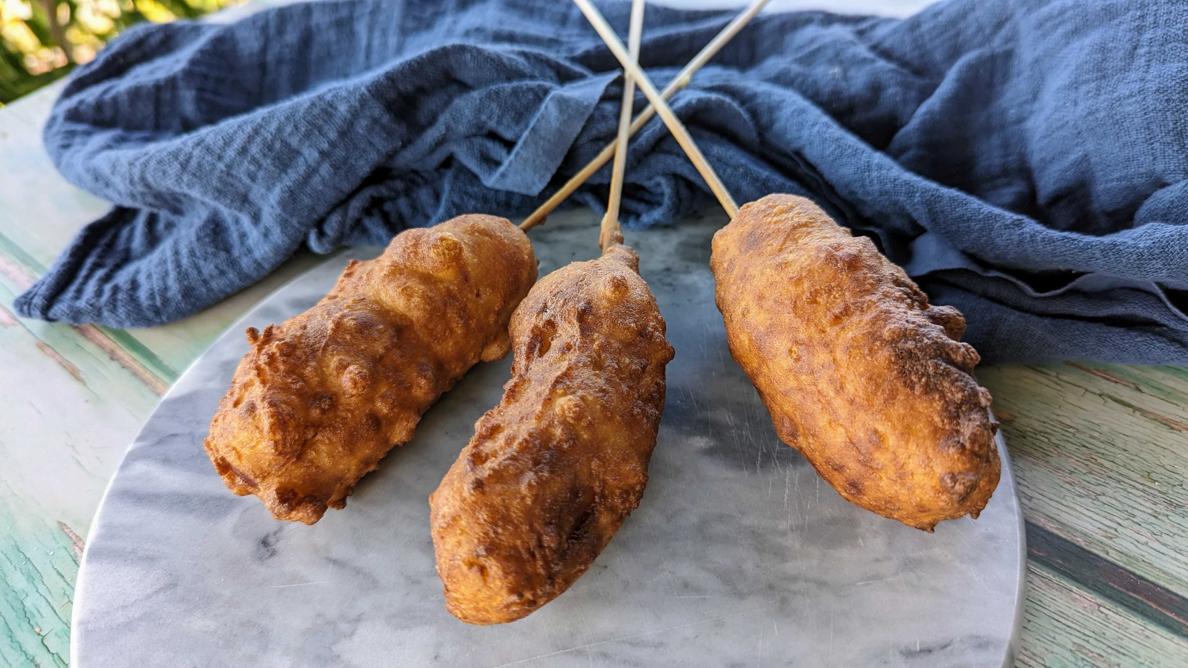 Corn Dogs selber machen: Knusprige Würstchen im Maisteig