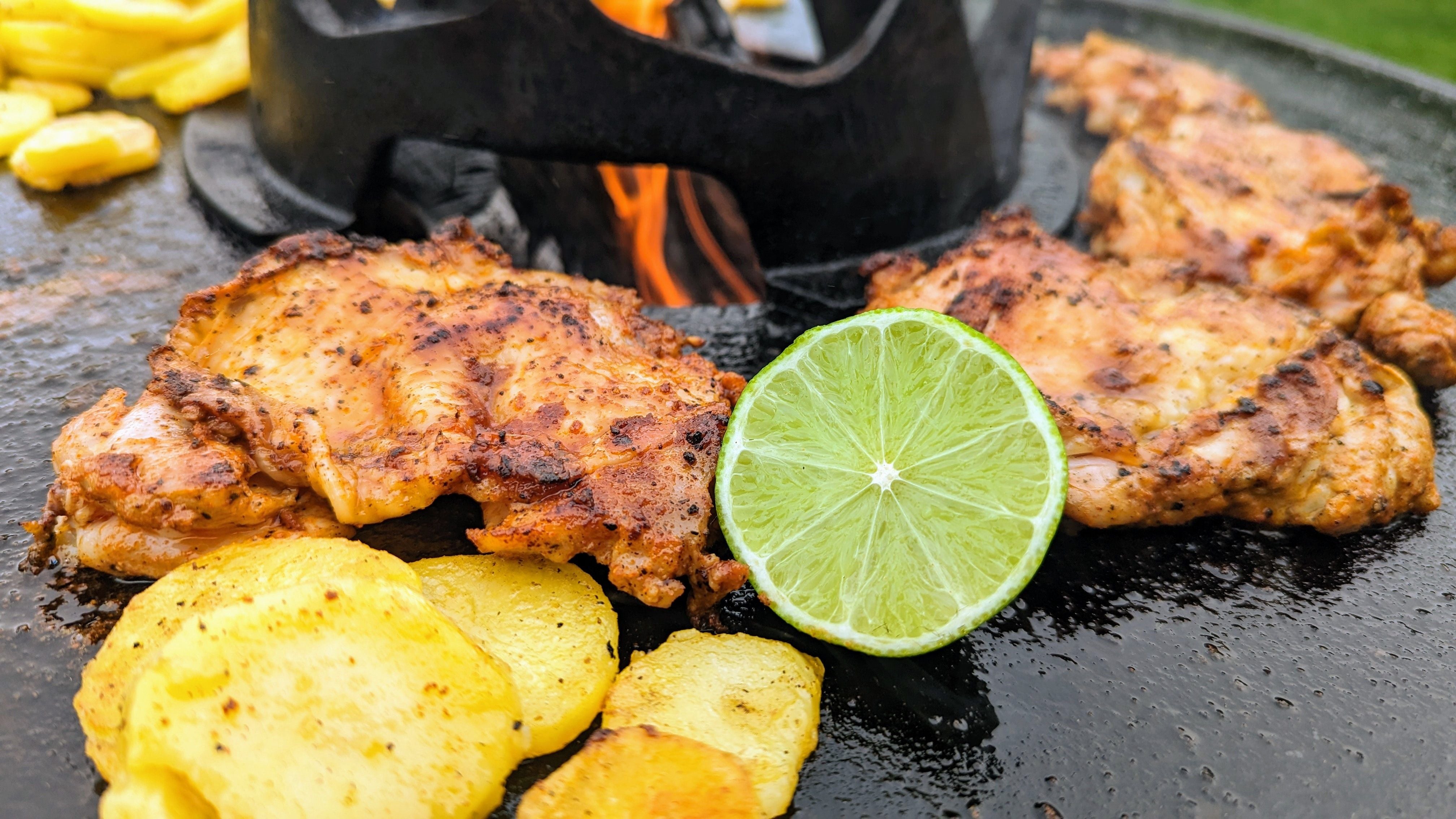 Perfekte Hähnchenkeulen von der Feuerplatte: So gelingt das Hendlgrillen