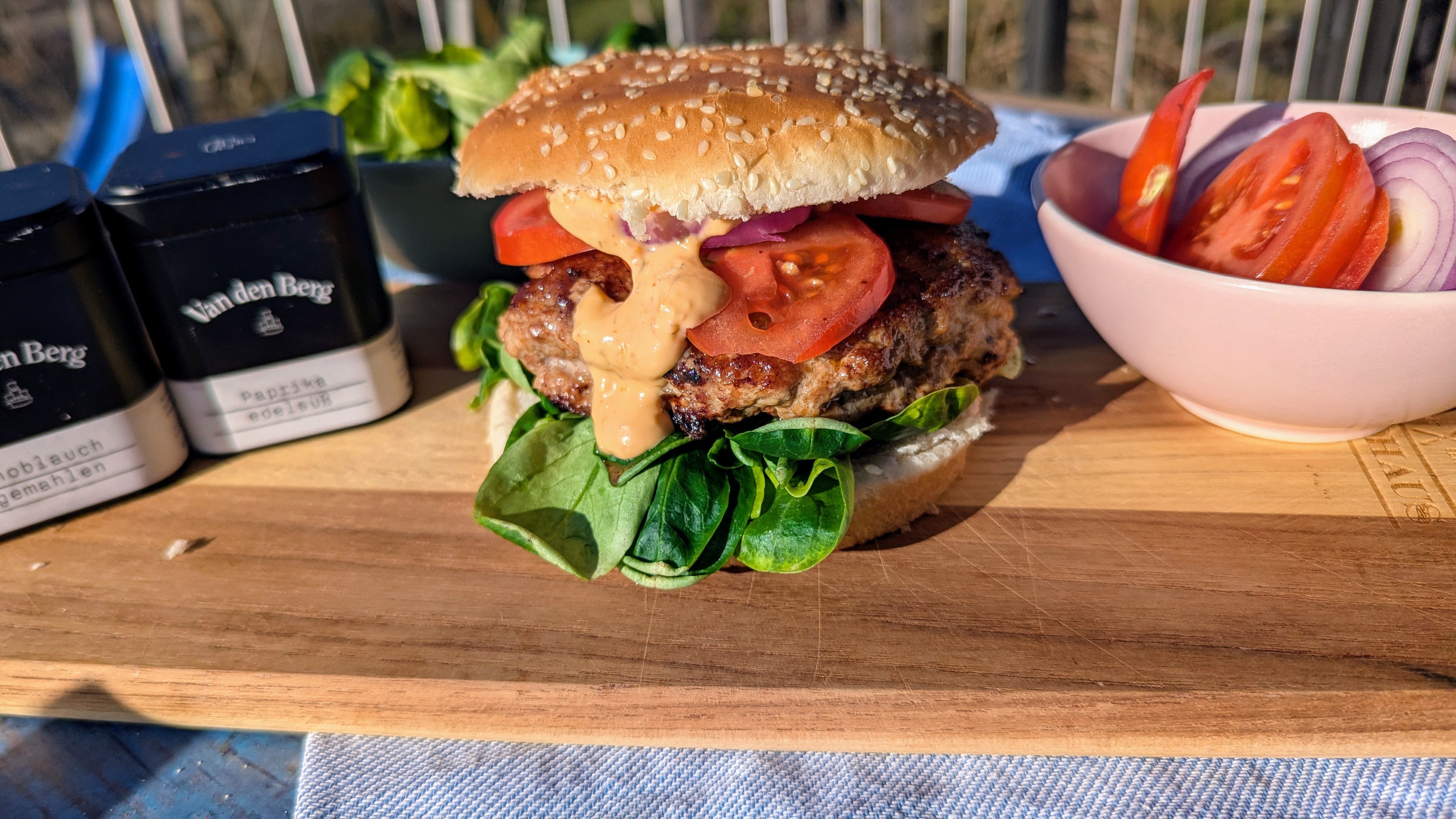 Pljeskavica Burger: Ein Hauch Balkan auf dem Grill