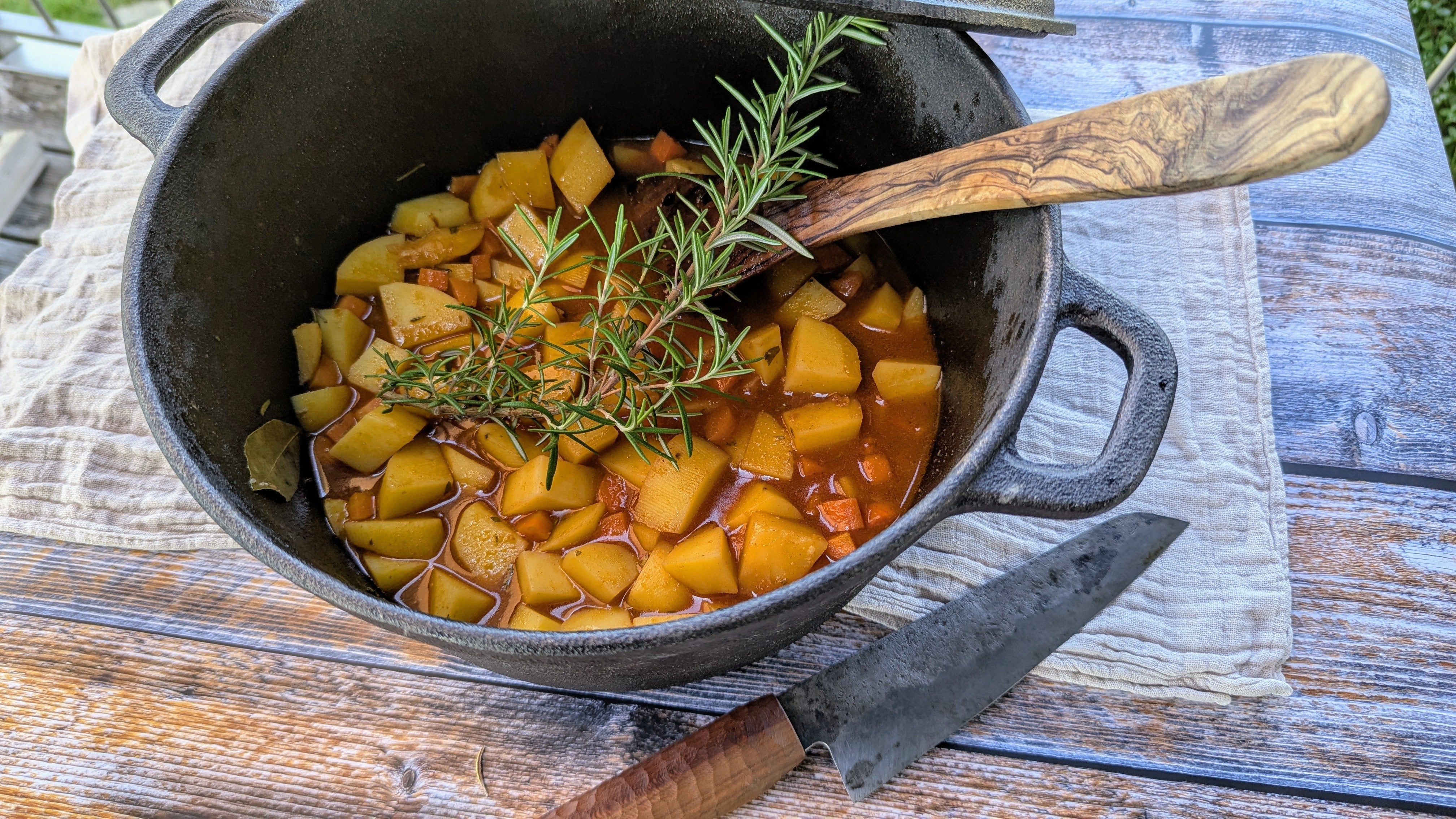 Kartoffelgulasch wie bei Oma: Ein Klassiker der österreichischen Küche vom Grill
