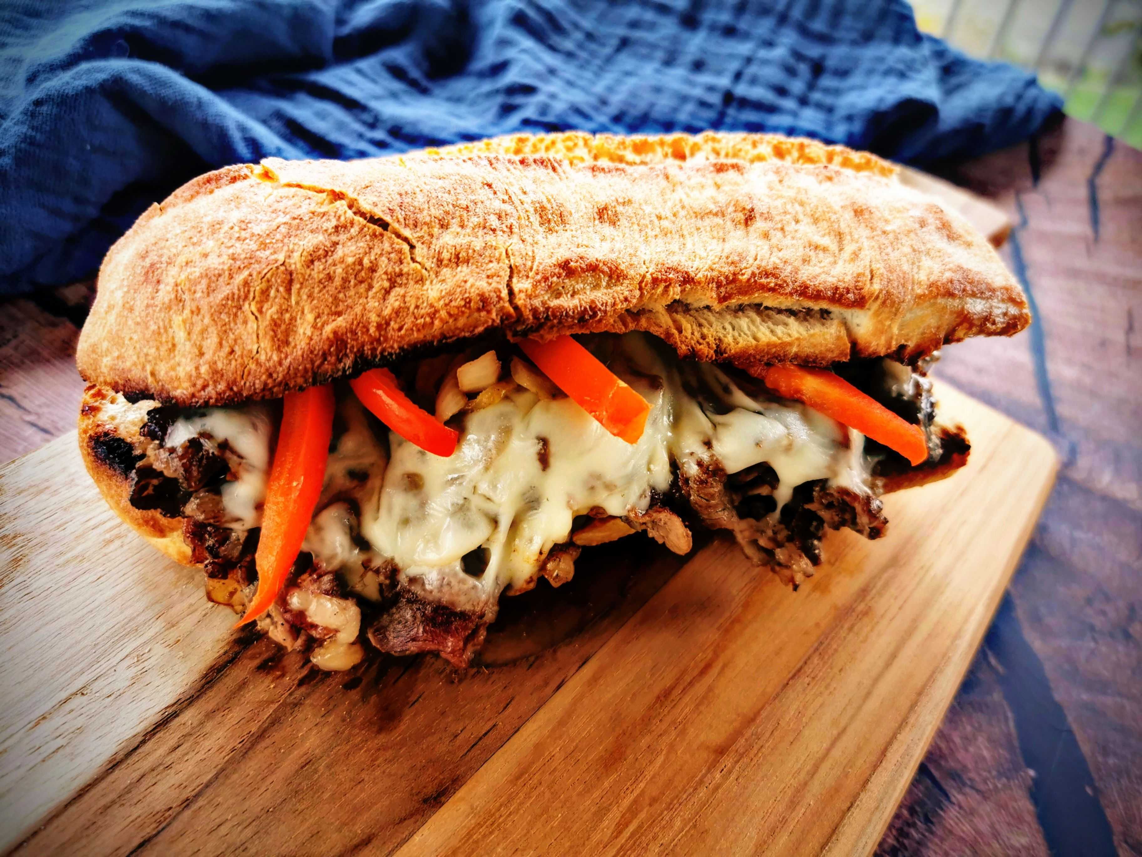 Philadelphia Cheese Steak vom Grill: Ein amerikanischer Klassiker mit österreichischem Twist