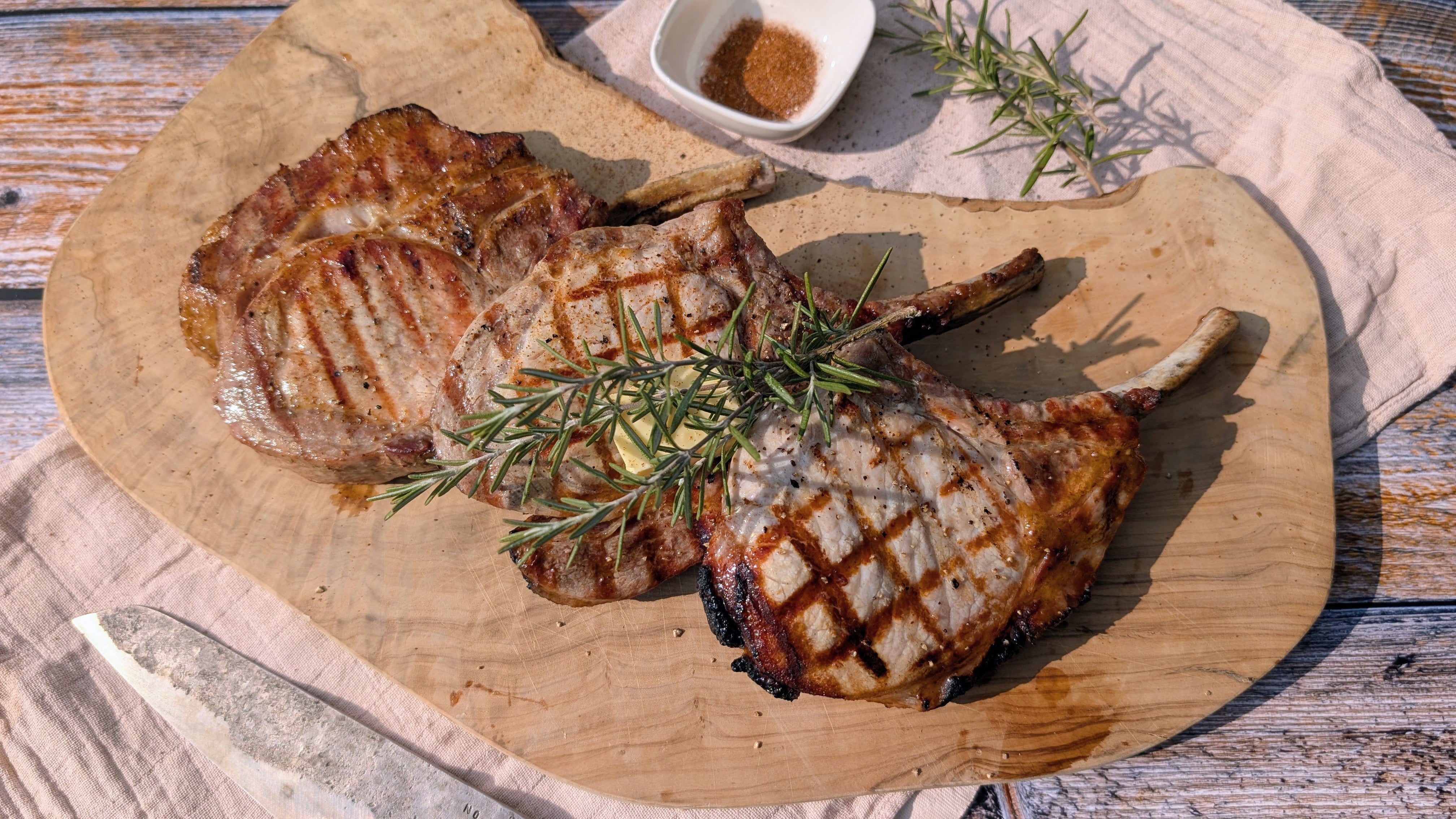 Das perfekte Grillkotelett: Saftig, aromatisch und mit echtem Röstaroma
