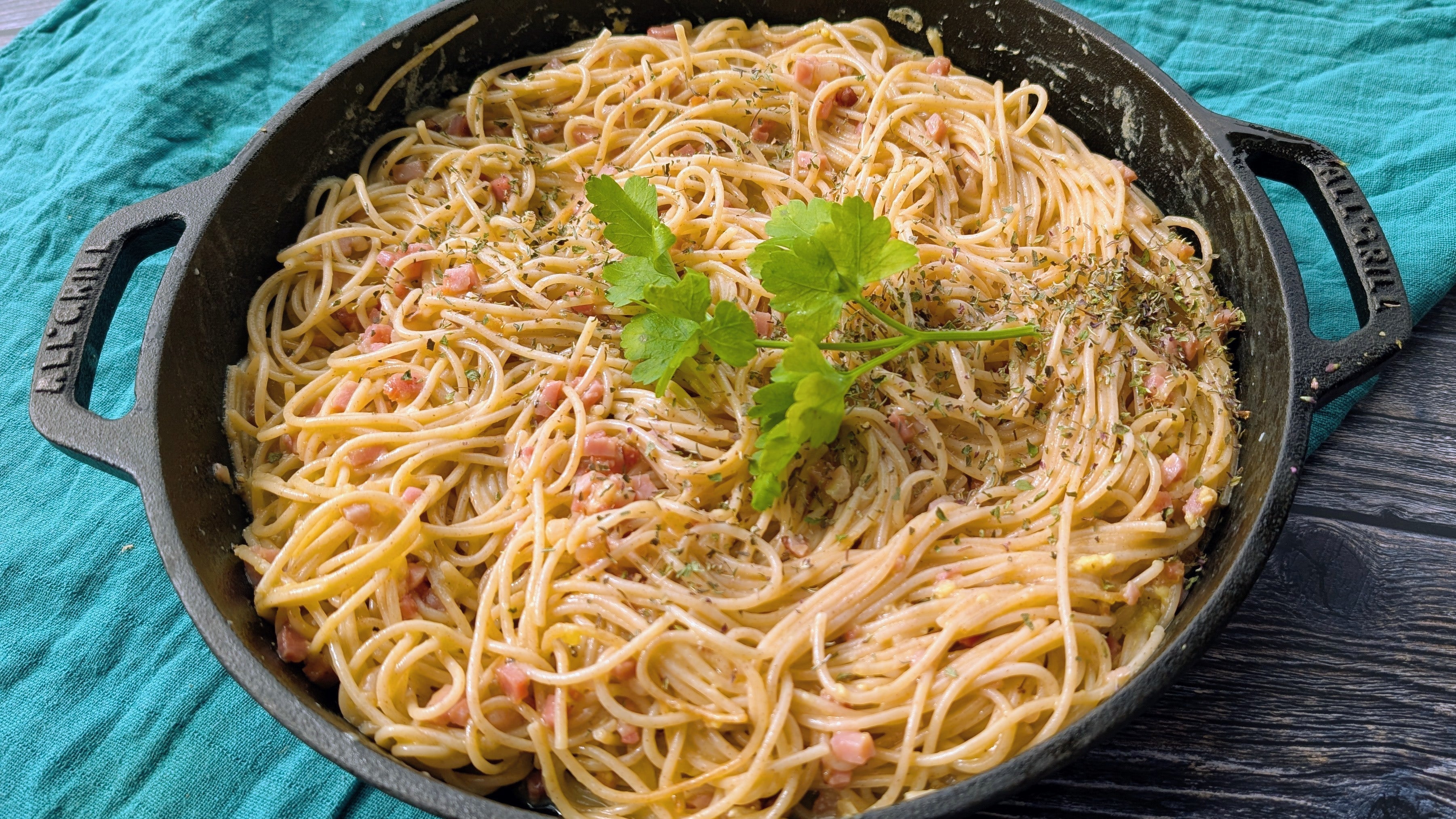 Spaghetti Carbonara vom Grill: Der italienische Klassiker aus der Gusspfanne