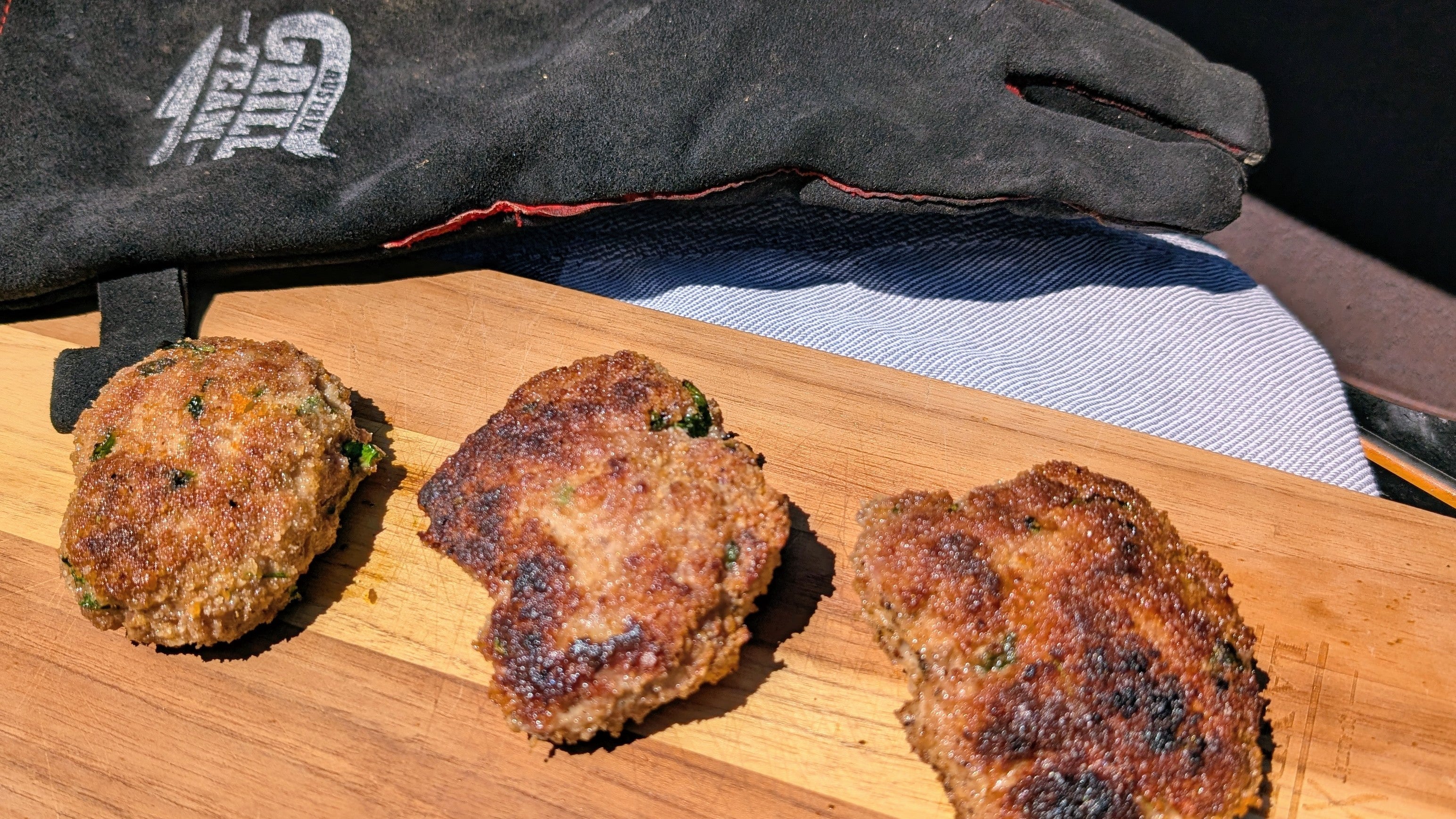 Panierte faschierte Laibchen mit Erdäpfelpüree: Perfektes Sommergrillen auf der Feuerplatte