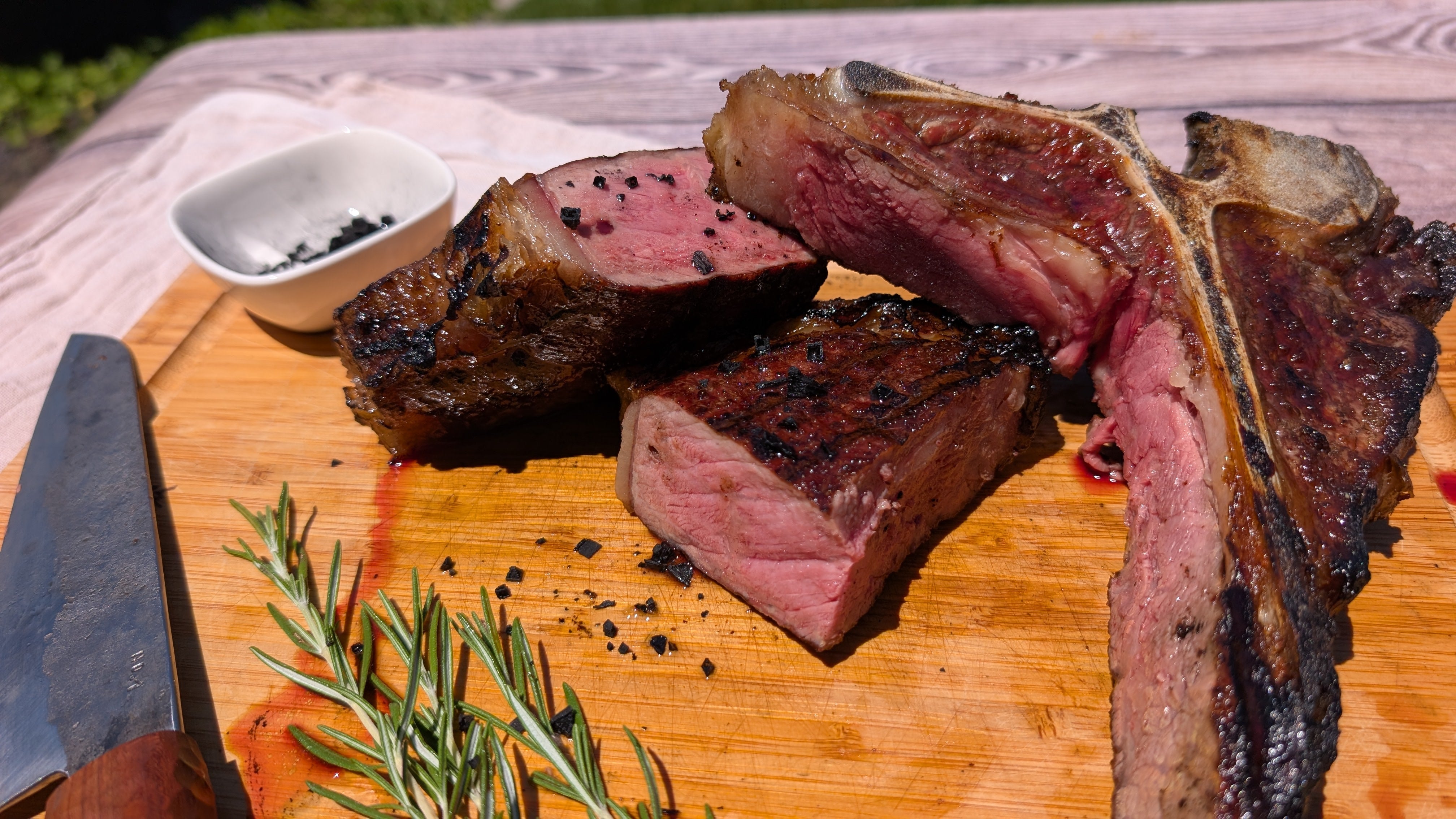 Rückwärts gegrilltes T-Bone-Steak auf Zirbenholzbrett: So gelingt die perfekte Kruste